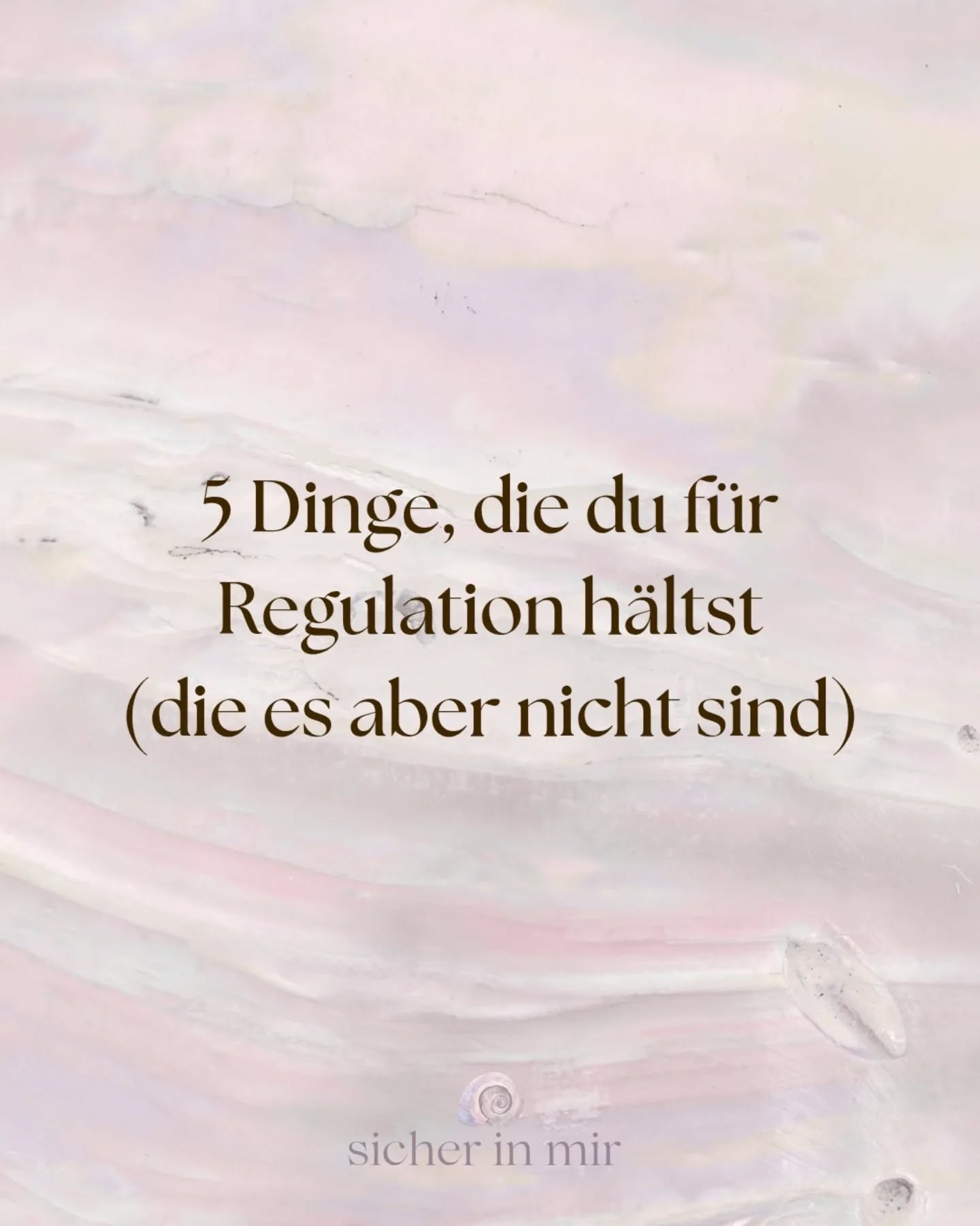 Vielleicht kennst du das:
Du gibst dir Mühe, ruhig zu bleiben dich zusammenzunehmen nicht „zu viel“ zu sein.
Und trotzdem fühlt es sich innerlich
oft angespannt oder unruhig an.
Ich seh das so oft.
Und ganz ehrlich: ich kenne das auch.
Manchmal halten wir uns einfach nur zusammen
und nennen es dann Regulation.
》Weil wir es nicht anders gelernt haben.
Wir funktionieren.
Wir ziehen durch.
Wir lenken uns ab.
Wir reißen uns zusammen.
Und denken:
👉 „Ich hab mich doch im Griff“
Aber unser Körper erzählt oft eine andere Geschichte.
❗️Regulation heißt nicht, dass du alles unter Kontrolle hast.
❗️Sondern dass dein Körper die Möglichkeit bekommt,
das zu Ende zu bringen, was in ihm passiert.
Ohne Druck.
Ohne dich klein zu machen.
Und ja…
manchmal bescheißen wir uns einfach selbst.
Weil wir glauben, dass es halt so ist.
Dass wir halt so sind.
Aber da ist oft so viel mehr möglich,
wenn dein Nervensystem wieder Sicherheit erlebt.
🤍 Wenn du merkst, dass dich das anspricht
und du dir dabei Unterstützung wünschst:
Ich begleite dich gern 1:1 auf diesem Weg.
→ Link in Bio
Love
Carola
SICHER.IN.MIR
EMBODIMENT
NERVENSYSTEMARBEIT
FAMILIENBEGLEITUNG
SOMA