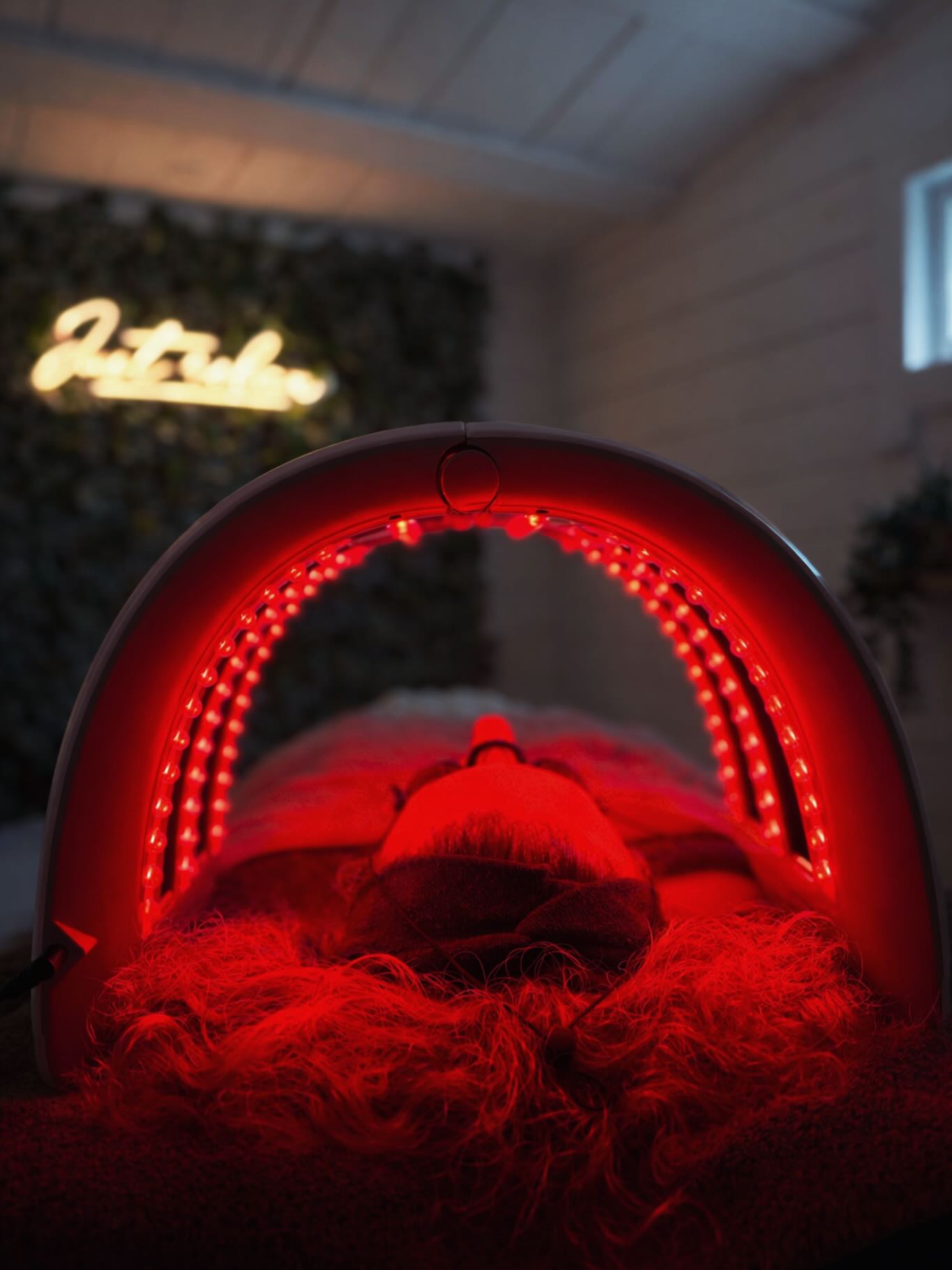 BENEFITS TO LED LIGHT THERAPY
✨ Anti-aging benefits
• Stimulates collagen and elastin production
• Reduces fine lines and wrinkles
• Improves skin firmness and elasticity
⸻
🌿 Skin appearance improvements
• Evens out skin tone
• Enhances skin brightness/radiance
• Smooths skin texture
• Minimises the appearance of pores
⸻
🔥 Anti-inflammatory effects
• Reduces redness and irritation
• Helps calm conditions like mild rosacea
• Soothes sensitive or stressed skin
⸻
🩹 Healing & repair
• Speeds up skin healing and regeneration
• Helps repair damaged skin barrier
• Reduces downtime after treatments (e.g. peels, microneedling)
⸻
😌 Acne-related support
• Reduces inflammation in breakouts
• Helps acne lesions heal faster
• May lower risk of post-acne scarring
⸻
⚡ Cellular benefits
• Boosts cellular energy (ATP production)
• Improves overall skin function and health
⸻
🛡️ General advantages
• Non-invasive and painless
• No UV damage
• Suitable for most skin types
• Can be used alongside other treatments
Be sure to add this on to your next facial ♥️