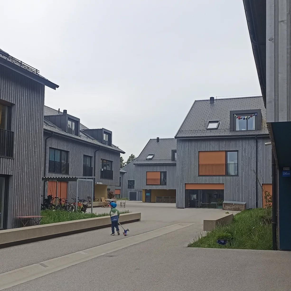 #praroman #cooperativecodha #codhabdf #pont12architectes #prixbiodiversite #ecoquartier #habitatinnovant #pascalheyraud #prixbindingbiodiversité #prixbinding2023
Le sens de la collectivité s’exprime aussi bien dans le processus (où vœux des utilisateurs et dessins des architectes se conjuguent) que dans la forme du quartier : sur le modèle d’un village, les bâtiments se regroupent pour favoriser l’appropriation, grâce par exemple à des accès en vis-à-vis. Conçus en dialogue avec l’architecte paysagiste, jardins et places prolongent les différents services au rez-de-chaussée : commerce d’alimentation, salles communes, appui scolaire, accueil des personnes âgées, cabinet de physiothérapie…
Source: www.pont12.ch