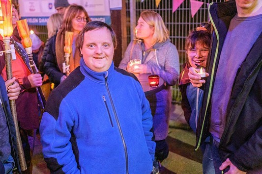 Rückblick Laternenumzug 2022 🏮
Einfach krass!! 🥳 Wir sind immer noch unglaublich geflasht, was für ein wundervoller Abend das mit ca. 600 Menschen war😊
An dieser Stelle wollen wir von ganzem Herzen Danke sagen! Danke an all die Menschen, die dieses grandiose Event ermöglicht haben🙏
Tausend Dank an alle Helfer, Beteiligten, an Freunde, Familie & an alle Spender vom Feuerkorb bis zum Finanziellen❤️
Ihr seid wunderbar & tragt die Werte & Liebe, die wir als Verein verkörpern wollen, in die Welt hinaus. Das macht uns unglaublich stolz & glücklich zugleich🥰
Ein ganz besonderer Dank geht an unsere Freunde der Tollhouse-Gang, die das musikalische Highlight waren 🎸🎹🥁
Und an @gefuehlsbelichtungen ,der für uns all die super schönen Momente festgehalten hat 📸 Vielen lieben Dank! 🙏
Der komplette Erlös wird natürlich wieder zu 100% gespendet. Hierzu demnächst mehr🙂
Lest gerne auch unseren Blogbeitrag auf unserer Website: https://www.mensch-united.de/post/laternenumzug-2022
Hier gibt es auch noch das ein oder andere weitere schöne Bild 📷
#inklusion #laternenumzug #barrierefrei #gemeinsam #menschunited #bitzfeld #bretzfeld #menschsein