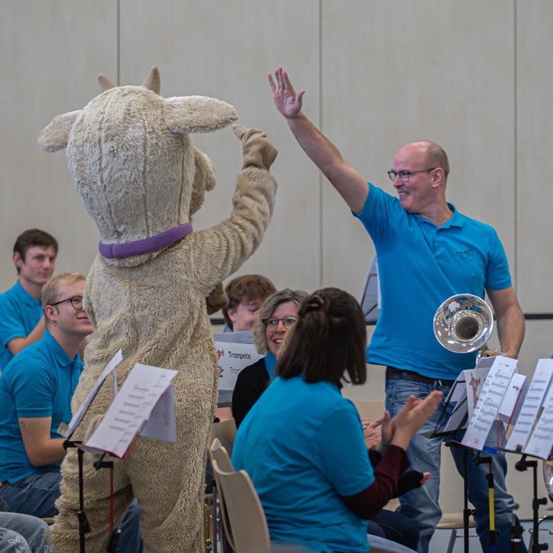 Ich habe kurz hingeschaut…
…und schon war die Hand oben. 🐐✋
So schnell geht das manchmal.
#Più #Gemeinschaft #Kinderkonzert #Musikverbindet #MusikErlebenFamilienkonzert