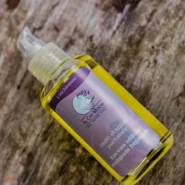 2025= Année 9
Transformation-Passage- Sagesse-Cloture-Mise au point-Méditation- introspection-Magie-Reves- Transmission- Spiritualité....tous ces mots clés nous relie à la vibration de " l' Alchimiste", la femme sage, l' ancienne qui nous accompagne lors de chaque traversée personnelle, chaque hiver intérieur ou extérieur, chaque nuit noire, chaque lune noire 💜💫🦉🌚❄️
✨️Pour cette Année nouvelle, je t' invite à être à l' écoute du meilleur pour Toi.✨️
🙏Pour t' accompagner, je te propose en ce mois de janvier, une consultation unique afin de personnaliser ton flacon d' huile " Alchimiste" dynamisée par le son et les huiles essentielles qui t' accompagneront cet hiver et pour tous les passages que tu traverseras cette année.
La consultation d' 1h comprenant le flacon personnalisé 50ml ( huile d' Argan bio + Huiles essentielles bio) et le message des divines essence est au prix de 80€
Le massage aux he canalisé pour Toi est au prix de 99€ pour 1h30. Un moment unique dans ton instant présent pour te préparer en douceur à 2025. Rdv Troisvierges ou Malmedy
💜10 places dispos en janvier!💜
#Alchimiste #Année9 # massage personnalisé #huiledesoin # Alchimoon