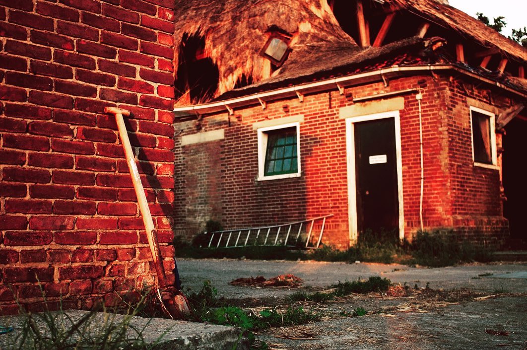Het is nooit af. Af is ook saai. Ontwikkeling is spannend, leuk. Maar soms is iets niet af ook een blok aan je been. Staat het in de weg en stagneert het de energie.
Midden op ons erf staat een ruïne. Ooit een prachtige stolpboerderij, gebouwd 1906, met statige deuren van wel 4 meter hoog, charmante raampjes met lateien in jaren 20 stijl en een rieten dak. Hier woonde vroeger het boerengezin, stonden de koeien en ander vee, de machines en werd op de zolder het hooi bewaard. In de jaren 70 is er een moderne ligboxenstal gebouwd en in de decennia erna werd de stolp minder belangrijk voor het bedrijf.
Verval deed z'n intrede en toen we hier kwamen wonen wisten we dat de staat niet al te goed was. Een week later blies een flinke storm het eerste gat in het rieten dak. En toen ging het snel: als de wind eenmaal naar binnen kan, wil hij er ergens anders weer uit. Binnen een paar maanden kon je aan de ene kant door het dak naar de andere kant kijken.
Als geld geen rol speelde zouden we hem opknappen. Maar dat doet het natuurlijk wel en dat was veel te duur. Maar: voor slopen kregen we geen vergunning van de gemeente. Ondanks dat het hele dak was aangetast door houtworm, was de vierkante constructie nog in goede staat, en daarom wilden ze dat we de stolp zouden behouden en herstellen.
Na een verloren rechtszaak, hoger beroep en 2 jaar wachten hebben we eindelijk een sloopvergunning gekregen. Over 3 weken mogen we beginnen. Wat gaan we doen met de ruimte die er dan ineens is?
Het blok aan ons been: een ruïne is gevaarlijk, het is loze ruimte, beter te benutten. Maar zeker ook: zoveel historie. Toen we er nog redelijk veilig in konden lopen vonden we daar van alles: oud gereedschap, fotoboeken, een kanonskogel, pekelbaden, een arrenslee, lakenpers, wagenwielen, een kast met blikken verf van 60 jaar oud... Een waar museum. Zie jij wat er op de laatste foto staat?
In onze herinnering, want er is nu niets meer van over. De elementen hebben de stolp langzaam verteerd. Over 3 weken gaan we opruimen en vooruit.