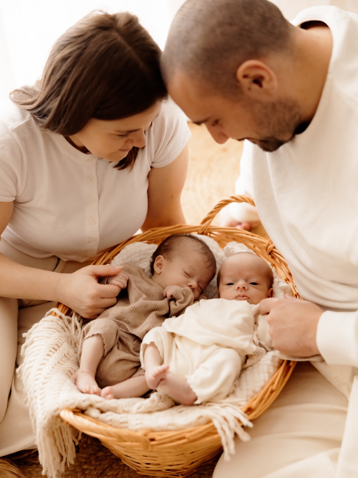 #seancenaissance
Deux fois plus de douceur, deux fois plus d’amour.. 🫶🏼
J’ai eu le bonheur d’immortaliser cette toute première séance naissance avec ces magnifiques jumelles… un moment rempli de tendresse, de délicatesse et de complicité déjà bien présente.
Ces petits détails, ces regards, ces gestes… tout est déjà là 🤍
Merci à F&M pour leur confiance pour ces précieux souvenirs 📸
📸 Elodie.B - Photographie 🪩
Photographe basée en Seine-et-Marne & IDF.
Mariage, Maternité, Naissance & Famille.
🌐 www.elodiebphotographie.com
@elodie.bphotographie
elodie.b-photographie@outlook.com
#photographe77 #photographeseineetmarne #photographeiledefrance #photographemariage photographemariage77 photographematernite photographematernite77 photographegrossesse photographegrossesse77 photographeparis shootinggrossesse shootingbebe shootingnaissance shootingnaissance77 shootingmaternite77