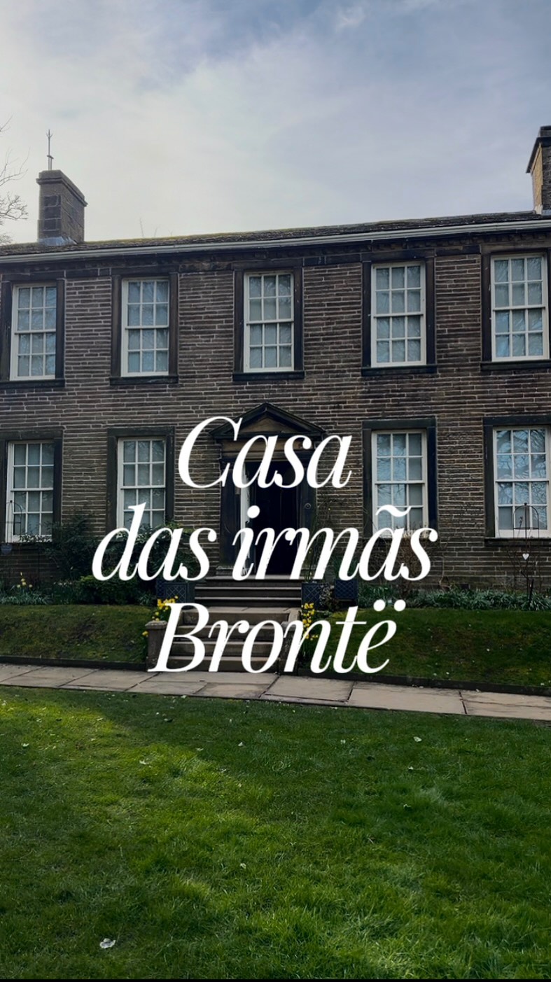 Atendendo a muitos pedidos… ele finalmente chegou.
O tão esperado vídeo na casa das irmãs Brontë, em Haworth já está no AR! No nosso canal de vídeos longos. Vem assistir!
Visitamos o museu onde Charlotte, Emily e Anne Brontë viveram e escreveram algumas das obras mais marcantes da literatura inglesa como por exemplo o morro dos ventos uivantes e Jane Eyre. E podemos adiantar: o vídeo está simplesmente sensacional.
Um lugar cheio de atmosfera, história e emoção… daqueles que ficam com você mesmo depois da visita.
🇬🇧canal EmiLou Day by Day | Irmãs Viajantes
#bronte #irmasbronte #omorrodosventosuivantes