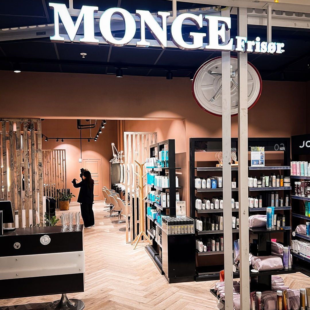 📸 Ny look, nytt lokale!
Vi har hatt gleden av å jobbe med renoveringen av Monge Frisør på Mosseporten, hvor vi har levert:
✅ Skreddersydd design
✅ Prosjektledelse fra start til slutt
✅ Nytt gulv, lys, spilevegger og benkeplater
✅ Malerarbeider og tekniske løsninger
Det ferdige resultatet er like unikt som kunden selv! 💇♀️✨
@monge.frisor
#NewShop #Renovation #MongeFrisør #InteriorDesign