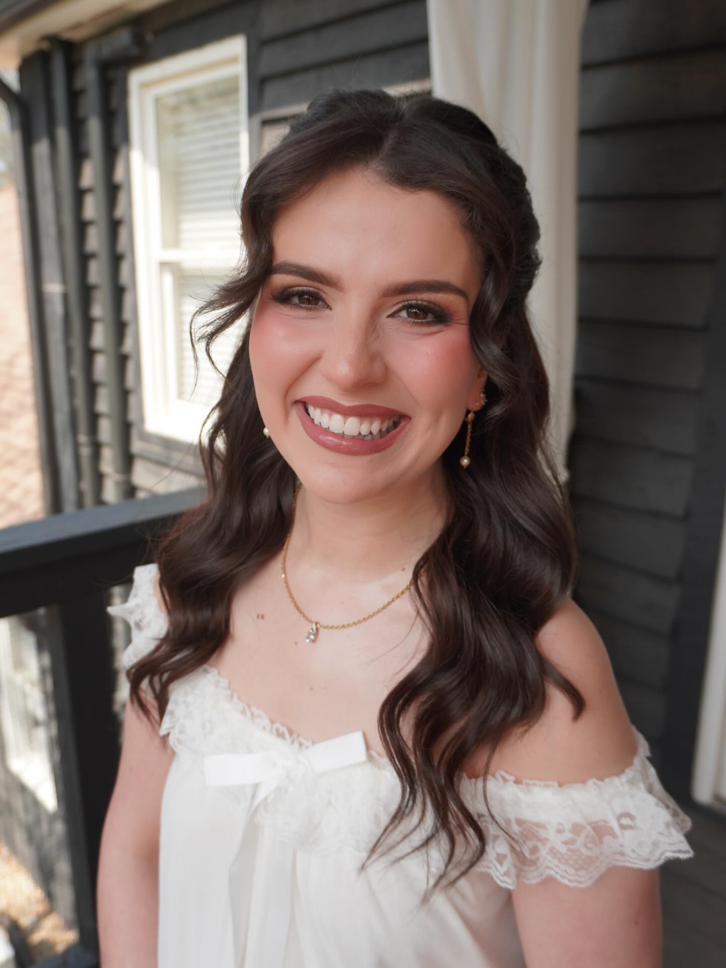 Happy Wedding Day Morgan! 💍✨ 3.27.26
Shots taken in natural + artificial lighting and yet she remains absolutely stunning in BOTH! 😍
✂️: @curls_by_km
#gamakeupartist #makeupartist #bridalmakeup #bridalinspo #makeup