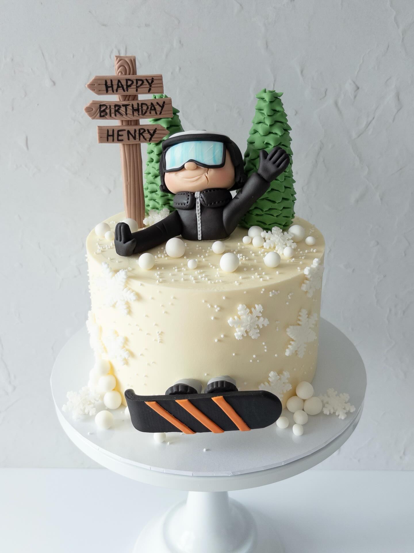 The mention of snow has been floating around today so it seems quite fitting to share this snowboarding themed cake! Thank you to @mylittlecakeryx for the outstanding fondant figure, trees and signpost. I just about managed the snowflakes 😂
#snowboardercake #snowboardingcake #cakesharrogate #harrogatecakes #cakemakerharrogate