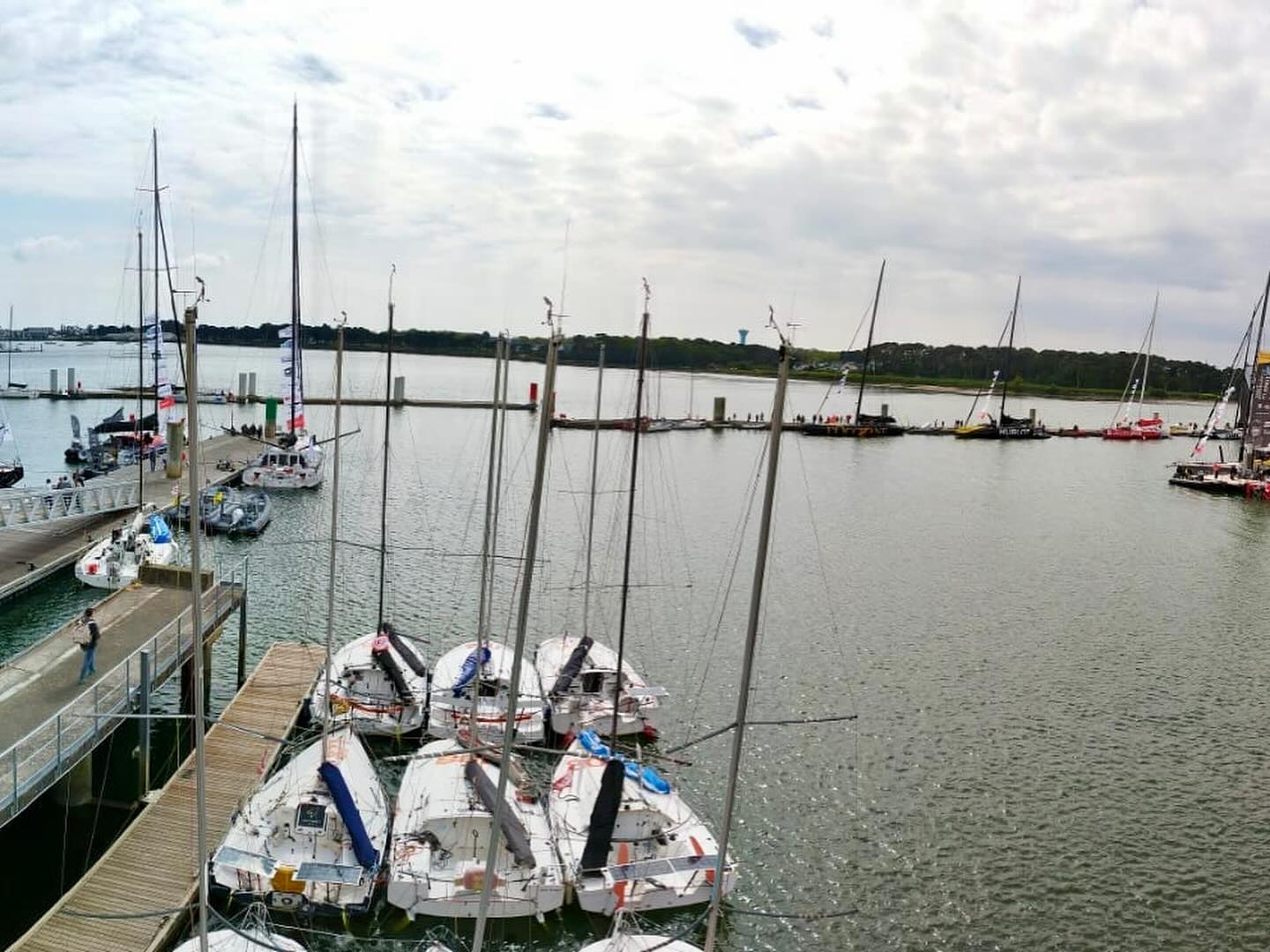 Ça s'agite sur les pontons !
Demandez le programme :
⛵ Transat CIC départ Dimanche prochain pour les Class 40 et les IMOCA
⛵ La Solo Maitre Coq pour les Figaro départ le 28 Avril
⛵ La Pornichet Select 2024 pour les Mini 6.50 départ le 4 Mai
@eric_delamare_ sur Apicil (Damien Seguin) et Gilles sur Cap Agir Ensemble (Seb Marsset) sont au taquet !
C'est donc très dense (💃) pour notre agence de Lorient !
Merci à notre Gilles pour ces belles photos !
Bon vent à tous les skippers qui vont prendre la mer !
🌊🌊🌊🌊