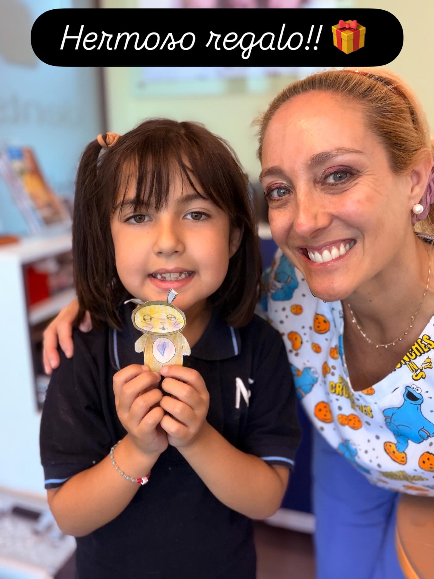 ✨ Hoy recibí un hermoso regalito de una de mis pacientitas… y no saben lo mucho que significa para mí 💝
Estos pequeños gestos llenan el corazón y me recuerdan por qué amo lo que hago 🦷💫
Más allá de alinear sonrisas, construimos confianza, cariño y momentos que se quedan para siempre 🤍
Gracias por permitirme ser parte de sus sonrisas y de su crecimiento 🌸
👩⚕️ Dra. Andrea From
📍 Dentsalud Ortodoncia – Viña del Mar
#OrtodonciaConAmor #Dentsalud #SonrisasFelices #pacientesfelices #ortodonciaviñadelmar