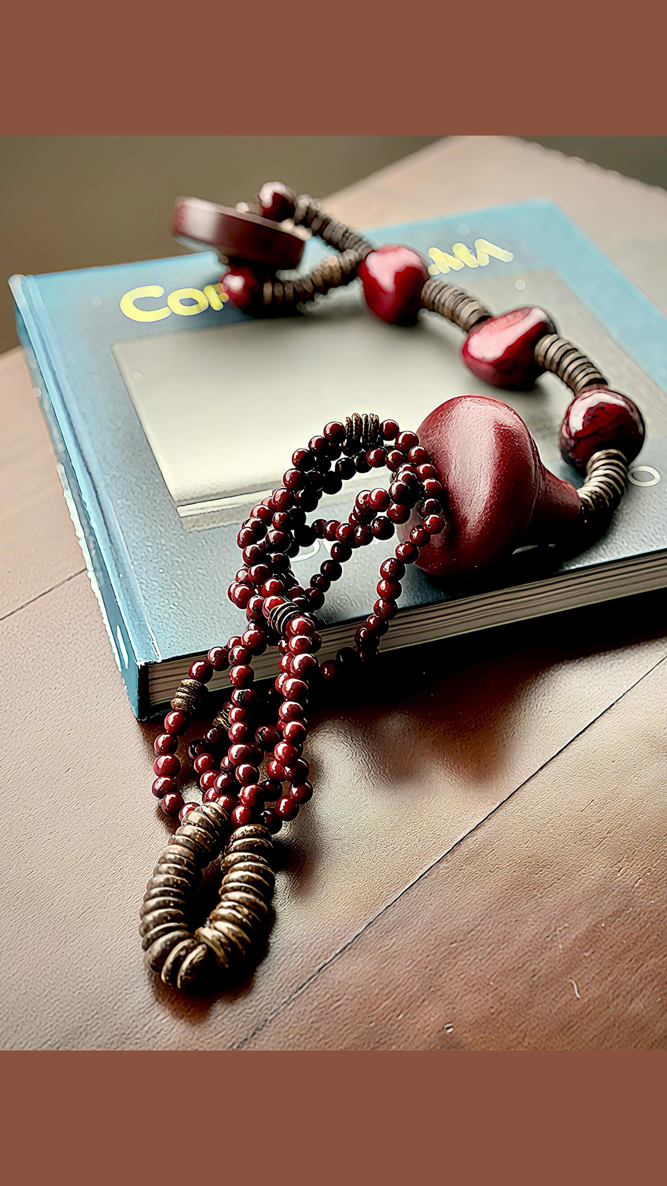 Nosso colar de mesa ou parede feito com madeira roxinha, discos de coco e sementes de jarina marfim e açaí tingidas em vinho é mais uma peça feita à mão com insumos da Amazônia.
Elegância, sofisticação e sustentabilidade para decorar seu ambiente.
Para conhecer mais a Coleção Casa e adquirir essa peça, acesse o nosso site.
Aproveite o FRETE GRÁTIS para compra de quaisquer produtos pronta entregar não esqueça de usar o cupom BEMVINDA10 para desfrutar de desconto na sua primeira compra.
#luxosustentavel
#arteamazonense
#colaresdemesasofisticados
#arquiteturadeinteriores
#decoracaodeinteriores