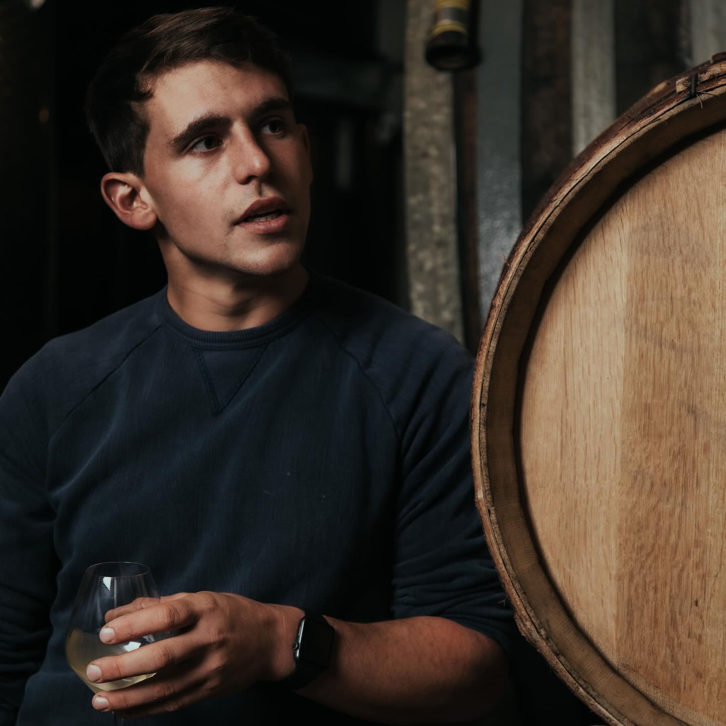 💥ALERTE NOUVEAU DOMAINE💥
DOMAINE MITTNACHT FRÈRES 🍇
@mittnachtfreres
Hunawihr, Alsace
Fondé en 1963 par son père André et son oncle, Marc s’installe en 1989 avec son cousin. Esprits précurseurs à une époque où l’on ne parlait pas de nature, ils convertissent le domaine en biodynamie en 1999, qui sera certifié Demeter en 2013. Son fils Pierre réalise sa 1ère vinif en 2017.
Son objectif est de ramener du vivant à la vigne, d’utiliser les moutons, avoir une autre vision à la vigne, toujours en harmonie avec son espace.
Les 12ha se composent de calcaire sur le Rosacker (Est), des marnes profondes et lourdes au Muehlforst (Sud), et de marnes calcaires entre ces deux derniers.
« Le but dans nos vins : pureté, reflet du terroir, travail de tous les vins le plus naturellement possible, comme à la vigne. On fait du nature cartésien. On va arracher du Riesling et planter de la Syrah pour préparer le futur. On verra si on a eu raison dans 20 ans. Il faut savoir travailler pour répondre aux climats extrêmes. »
📷 : Domaine Mittnacht Frères
#dbselection #vin #alsace #domainemittnachtfreres #mittnachtfreres #hunawihr #biodynamie #vinfrancais #vigneron #instawine #winetime #lyon #lyonnaise #lyonnais