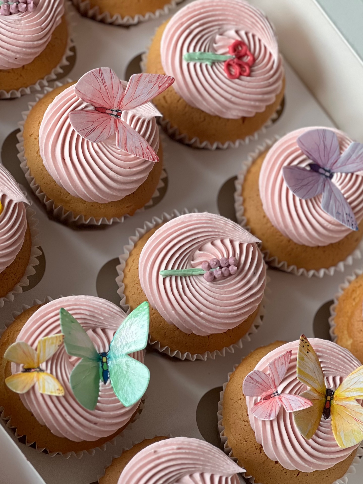 Spring is here! So this of course means soft colours, delicate piping and lots of little details 🦋
I always love designing cakes and cupcakes as a matching set so everything ties together beautifully.
Cake & Thistle | Celebration Cake Design | Lincolnshire & The East Midlands 💕