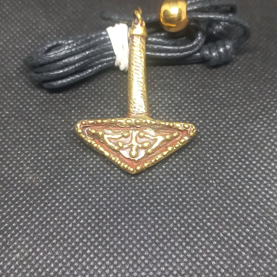 DIJE DE mjorlnilr
1 pieza disponible
22 gr de laton sólido
4.5 cm de alto por 3.5 cm de ancho.
PRECIO
200 pesos mexicanos más envio. Mande privado
#dije #dijes #joyeria #joyeriamexicana