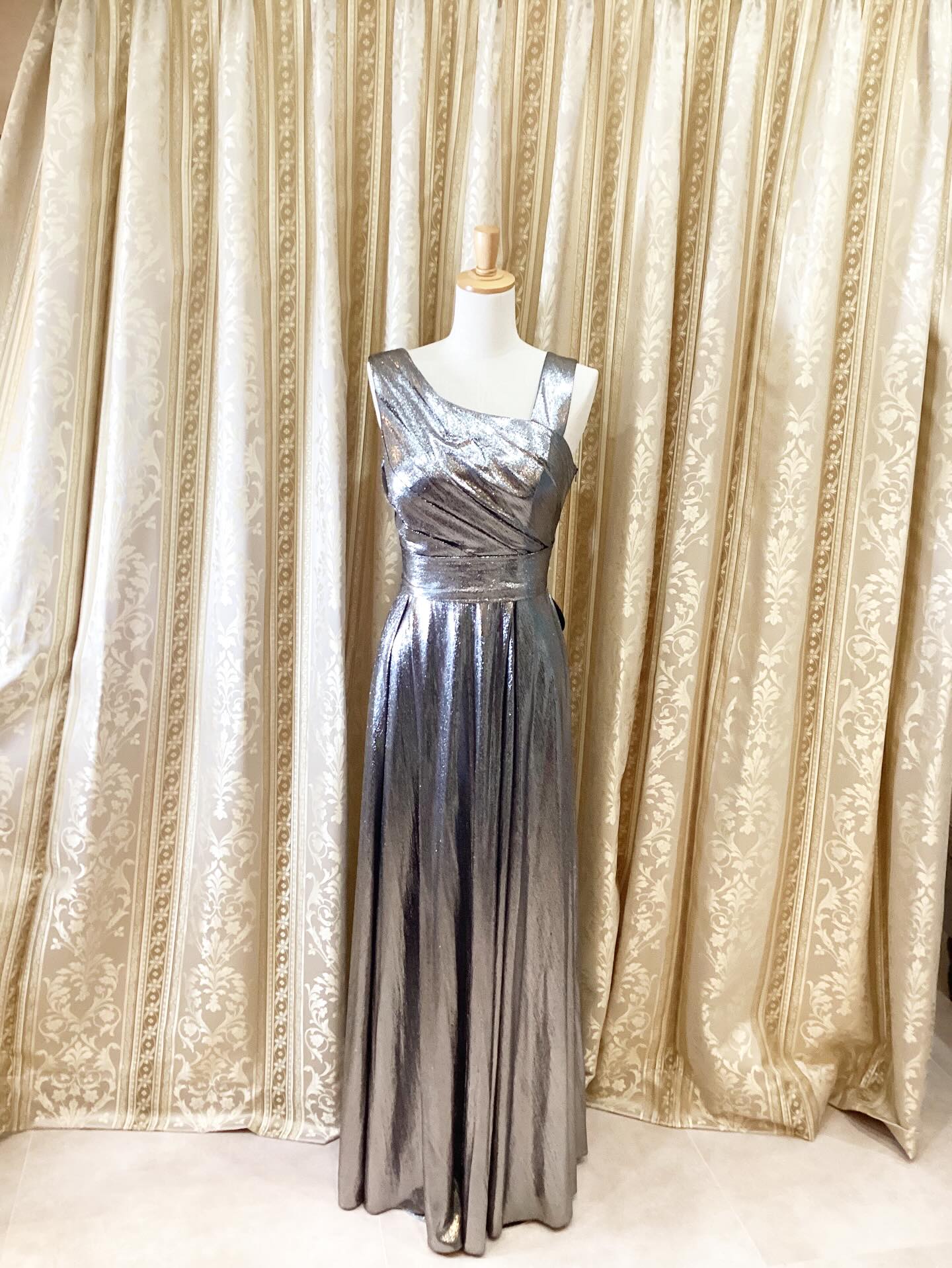 NEW👗レンタルドレス
こちらは、
AMI(アミ)のドレスです。
メタリックな輝き✨を放つシルバードレス👗
ホワイトシャンパンの色違いです。
大人ぽっくも、上品にも魅せてくれる👗
華やかなステージにピッタリ✨✨
サイドファスナーあり
背中編み上げ紐仕様
S〜LLサイズ/ 多少サイズ幅効きます
レンタル価格14,000円(+税)
(3泊4日| クリーニング基本プラン込)
1ワイヤーパニエ→無料レンタル
3ワイヤーパニエ→500円+tax
学生証のご提示でレンタルドレス10%off
(学割対象外: キッズ&ジュニアドレス、小物レンタル、販売品)
……………………………………………………
◉当サロンのベースはレンタルドレス営業
となりますため【完全予約制】です。
販売品のご購入やご試着も【事前に来店予約】
が必要となりますので予めご了承下さいませ。
◉とくに【土曜日】は早いうちから
ご予約枠が埋まる事が多くなっております。
ご予約はお日にちに余裕を持って、
早めにご連絡頂きますようお願い申し上げます。
▶︎ご予約
【HPご予約フォーム】が大変便利です(24時間受付)
※ LINEやTELからのご予約も可能ですが、
営業時間内のみの対応となります。
Line→ @dress_etoile
電話 → 06-6210-6764
▶︎ちょっとドレスを見たい
事前にご来店予約が必要です。
他のお客様がご試着中、ご来店中は入店をお断り
させて頂いておりますので、予めご了承くださいませ。
▶︎不定期開催のセールについて
不定期でプライベートセールを開催(予約制)
LINEともだちの方へ優先にご案内した後、
SNSや HPで配信しておりますので、
予めご了承ください。
▶︎レンタルドレスのラインナップ
HPに掲載しておりますが、
新商品は掲載が出来ていないドレスが多数ございます
ラ・エトワール
定休日:水・日(不定期)・祝
営業時間(平日) 11:00~17:00
営業時間(土日) 10:00~16:00
……………………………………………………
#大阪レンタルドレス #レンタルドレスショップ
#レンタルドレス #衣装レンタル #ロングドレス
ステージドレス 演奏会ドレス 演奏会用ドレス
演奏ドレス 演奏衣装 クラシック音楽ドレス
音大 音大生 ソロリサイタル コーラス衣装
コンテストドレス モデル衣装
ウェディングパーティドレス
レストランウェディングドレス
撮影衣装 撮影衣装レンタル 撮影ドレス
オンラインレンタルドレス
ドレススタイリスト
ドレスコンシェルジュ
ドレスコーディネーター
laetoile ラエトワール