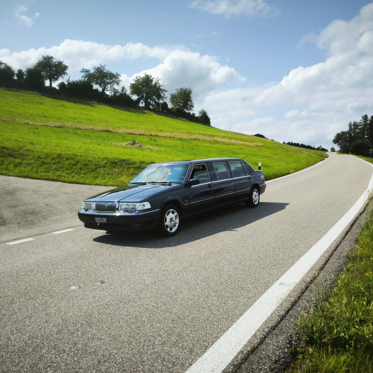 Reisen wie die Könige? 👑👑
Mit diesem wunderschonen 960 ist das Möglich!
Diese super schöne Strechlimousine kommt nämlich aus dem Schwedischem Königshaus, und wurde später in die Schweiz Importiert.🇨🇭
Nach bestandener MFK Prüfung steht dem Fahrspass nichts mehr im weg...😄
#volvo#classiccars#retro#volvoclassic#restauration#oldtimer#volvo240#volvo740#volvo940#volvo960