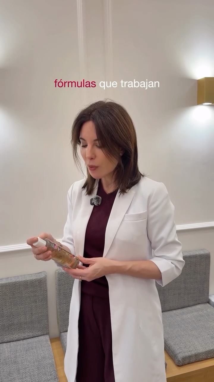 #publi Como dermatóloga especializada en pieles delicadas, siempre busco productos eficaces y seguros que respeten el equilibrio cutáneo. Face Vinegar de Galinée es uno de ellos: ayuda a equilibrar el pH y el microbioma gracias a su fórmula con vinagre de sidra de manzana infusionado con flor de hibisco.
Además, incorpora prebióticos y postbióticos que refuerzan la barrera cutánea, ácido láctico (AHA suave) que mejora la textura y luminosidad, y una acción ligeramente astringente. Y algo clave: sin perfumes, ideal para piel sensible.