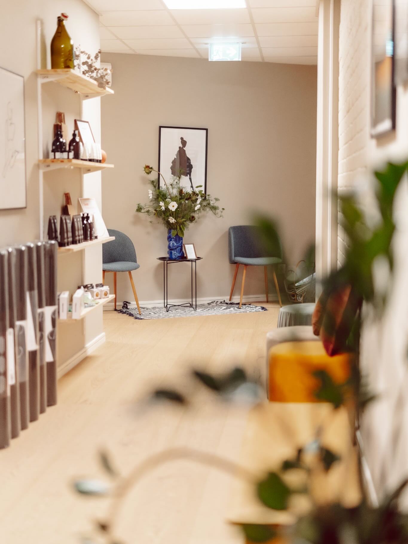 Vi är så mycket mer än bara ett gym/träningsstudio!
Vi är en studio med fokus på helheten, där många kompetenser inom hälsa möts och samarbetar. Vi har utrymme för både det fysiska och det mentala. Vi erbjuder personliga och mysiga lokaler för både träning, behandling och coachning!
Hos oss blir du alltid sedd och aldrig en i mängden!