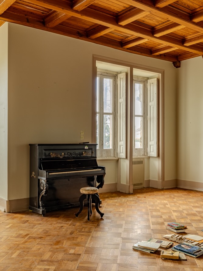 The Glorious Eden 1870 is a historic estate in Sintra, where romantic architecture meets the deep greens of the hillside.
Conceived as a chalet, it carries the period’s taste for craft and narrative: timber details, layered façades and a sense of arrival that feels cinematic yet intimate.
The setting is unmistakably Sintra, cool air, filtered light, and gardens that frame the house like a private park, with the Atlantic’s presence felt in the air.