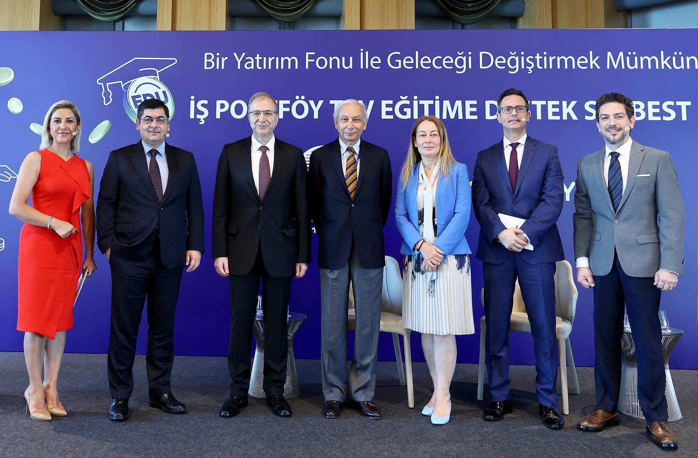 Bu hafta eğitim ve sivil toplum için çok değerli bir projenin lansmanına katılma şansı buldum.
56 yıllık tarihi ile Türkiye’nin en köklü STK’larından Türk Eğitim Vakfı ve ülkemizin yine en köklü kuruluşlarından İş Bankası Grubu iştiraki İş Portföy yaptıkları işbirliği ile bir ilki hayata geçirerek sermaye piyasaları aracılığıyla eğitime daimi destek verecek Eğitime Destek Serbest Fon modelini tanıttılar.
İş Portföy Genel Müdürü Burak Sezercan ve Türk Egitim Vakfi (TEV) Yönetim Kurulu Başkanı Prof. Dr.
Mehmet Şükrü Tekbaş'ın açılış konuşmalarının ardından TEV Genel Müdürü Banu Taşkın, İş Bankası Sermaye Piyasaları Bölümü Bireysel Yatırım Hizmetleri Birim Müdürü İbrahim Volkan Ulusoy ile birlikte hem hayata geçirdikleri yenilikçi projeyi, hem de eğitimdeki değişimi konuştuk. Panelin ve keyifli sohbetimizin moderatörlügünü ise ekonomi sunucusu Berfu Güven üstlendi.
Bir parçası olmaktan gurur duyduğum bu harika projede emeği geçenleri tebrik ediyor, binlerce gencimizin geleceğine dokunmasını; sürdürülebilir ve nitelikli eğitim için nice sektörlerarası işbirliğine örnek olmasını diliyorum.
#eğitim #egitim #siviltoplum #stk #finans #yatırım #gelecek #lansman #proje #sosyalsorumluluk #kss #khanacademy #khanacademytürkçe #tev #türkeğitimvakfı #işportföy #işbankası #işbirliği #khanacademyturkce