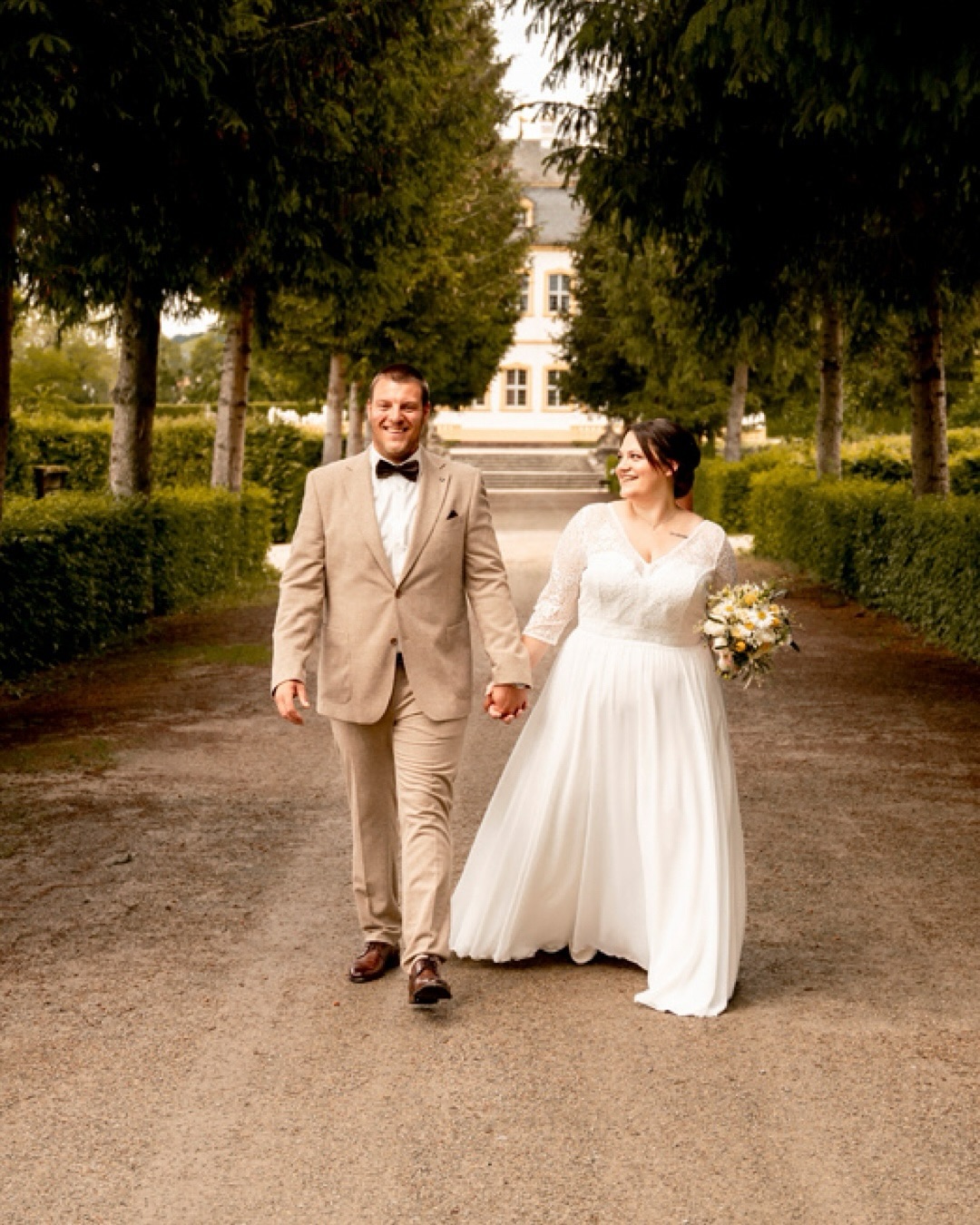 ✨ Macht ihr euch Gedanken, ob bei eurem Brautpaarshooting auch solche Bilder entstehen können - mit eurem echten Lachen, der Freude und den liebevollen Blicken?
Keine Sorge - das geht eigentlich 90% meiner Paare so 😃. Die meisten standen noch nie vor der Kamera und wissen erstmal garnicht, was sie machen sollen. Und genau dafür bin ich dann da! Beim Paarshooting leite ich euch an, gebe euch Tipps, Hinweise oder kleine Aufgaben, die ihr ganz entspannt umsetzen könnt - so entstehen dann genau die Bilder, die euch zeigen, wie ihr seid - auf denen ihr lacht, euch liebevoll in die Augen schaut.. die eure Beziehung und eure Gefühle füreinander sichtbar machen 📸💕.
„Isabel hat jeden unserer magischen Momente für uns perfekt eingefangen, wir könnten glücklicher nicht sein. Beim Ansehen der Bilder muss ich lachen und weinen zugleich, weil sie so perfekt eingefangen sind.“ (Jasmin & Daniel)
Habt ihr Fragen zu eurem Paarshooting oder kann ich euch helfen, eure Bedenken aus dem Weg zu räumen? 😃 Schreibt mir einfach eine DM oder eine E-Mail 💌!
#weddingphotographer #belovedstories #elopmentlove #goldenhourlove #vonbrautzubraut #oktoberhochzeit
#hochzeitstag #weddingday #brautportrait #brautinspiration #brautstrauß #sunsetshooting #hochzeitstipps #hochzeitwuerzburg #fotografinwuerzburg #würzburg #hochzeitsplanung #heirateninfranken #hochzeit2026 #hochzeit2025 #bride2025 #hochzeittauberfranken #hochzeitweikersheim #hochzeitmaintauber