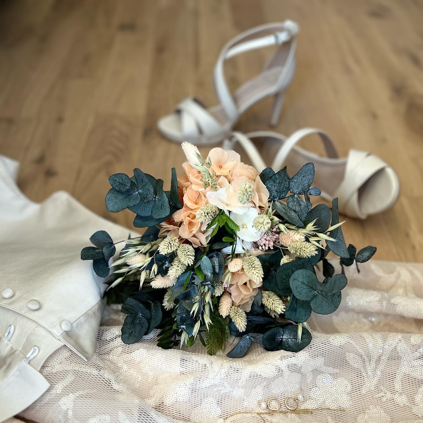 Lundi… hop hop hop, on renfile les baskets pour la semaine!
Fini de planer! Les projets en cours ne peuvent pas attendre notre atterrissage 💍❤️
#mariage
#ploemeur
#fortbloqué