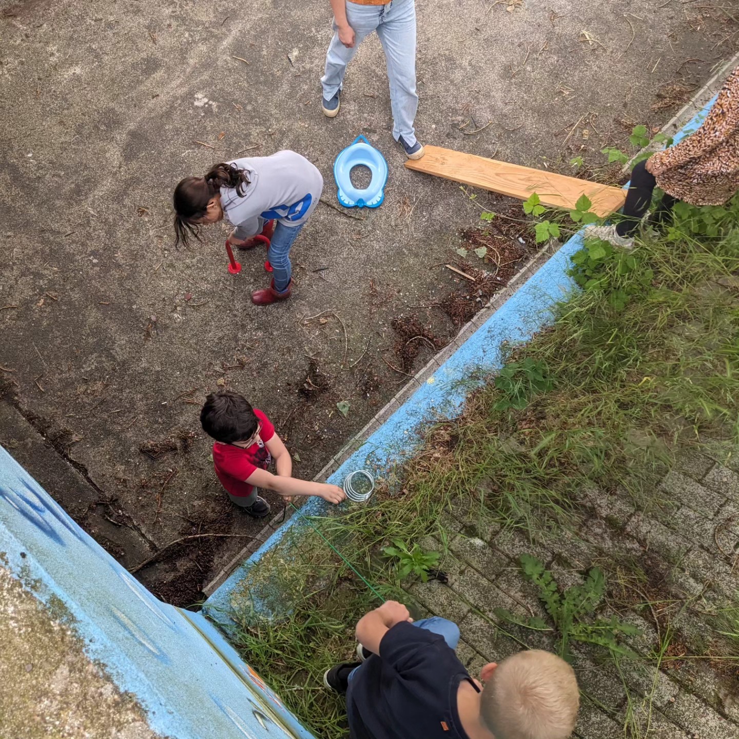 Kinderen kapen de wijk! In het project Stadspiraten neemt een groep kinderen de wijk Malburgen over. Versterkt met gekke spulletjes en materialen maakten ze in deze 2e les hun eerste ruimtelijke brainstorms.
Met @dejohannesschool.arnhem en @huisvoordewijk in het KnapLab.