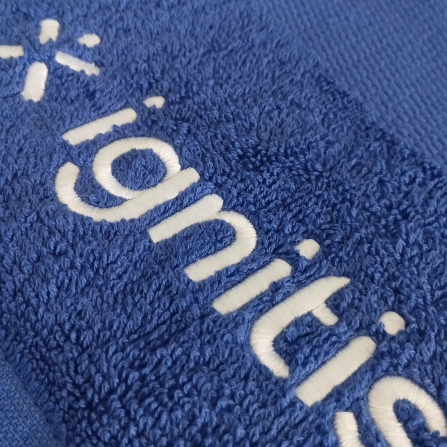 Rankšluostis su siuvinėtu logotipu. Ko gero, praktiškiausia ir universaliausia dovana. Šį kartą rankšluosčiai keliauja gerai žinomam užsakovui. #siuvinėjimas #rankšluostis #reklama #verslodovanos #greitagamyba