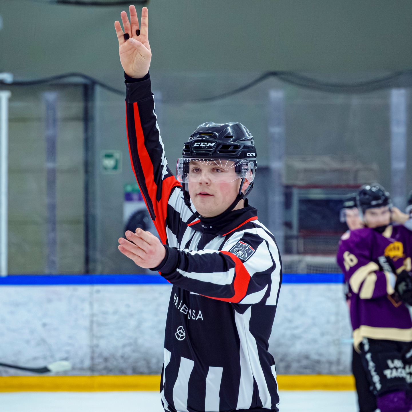 Fra 500 utvisningsminutter og drøss med matchstraffer, til å lede kampene i @hockeyliga1! 🚨🏒
Erik Sirum (26) har lagt en røff spillerkarriere bak seg for å jakte drømmen om @ehl.no som dommer. Vi har snakket med kamplederen om overgangen på det å være dommer i dag etter den korte men allikevel innholdsrike karrieren som spiller 🫵
Tidligere Vålerenga- og Grüner-trener Svein-Arild Olsen forteller også hvordan "sprellemannen" Sirum egentlig var på isen da han spilte selv.
Les den dønn ærlige historien på Hockey4You.no!
🔗 Link i bio!
#2hockey #hockey4you #norskishockey #norskhockey #hockeyliga1