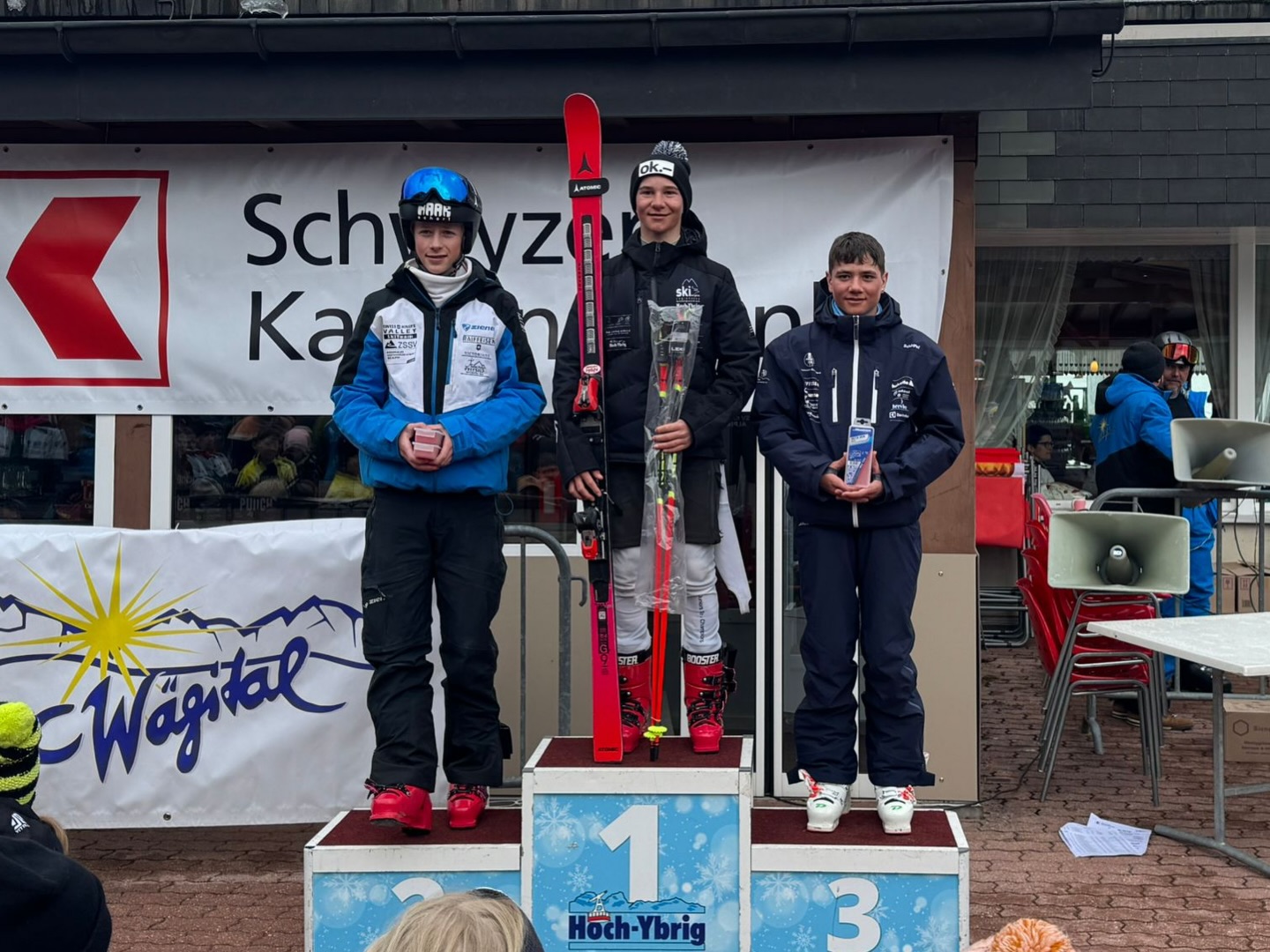 Zweifachä Sieg für dä Yven am SZKB Race im Hoch-Ybrig! 🔥🥇🥇
Au dä Noah T. holt ä Podestplatz als Drittä 🥉
Wiiteri Top Ten Plätz hend de Matteo (4.), de Finn (7.) und d‘Isabella chönne usefahrä 🙌🏼
Härzlichi Gratulation 🥳
Dankä au am SC Wägital fürd Organisation! @sc.waegital 👏🏼