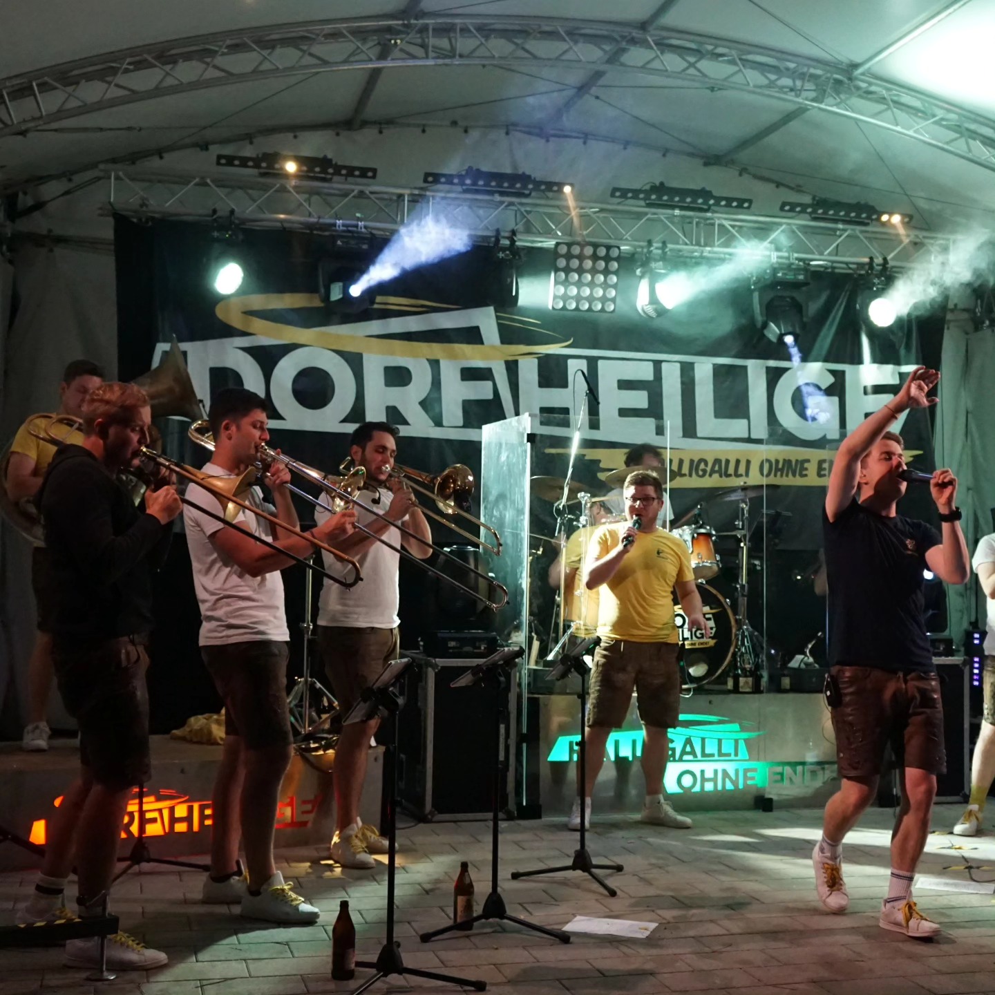 Happy Birthday Erbach 🎉
Letzte Woche durften wir gleich zweimal ran 🎺🎶🍻
Los ging's am Freitag beim Stadtfest in Erbach: bei wunderschöner Kulisse direkt am See konnte uns auch das schlechte Wetter nicht stoppen - wir haben mit euch im Regen getanzt und hatten nen richtig schönen Abend! 🌦️🥰
Vielen Dank, dass wir da sein durften @mv_erbach @stadt.erbach 💛
#erbach #happybirthday #regentanz #dorfheilige #halligalliohneende #