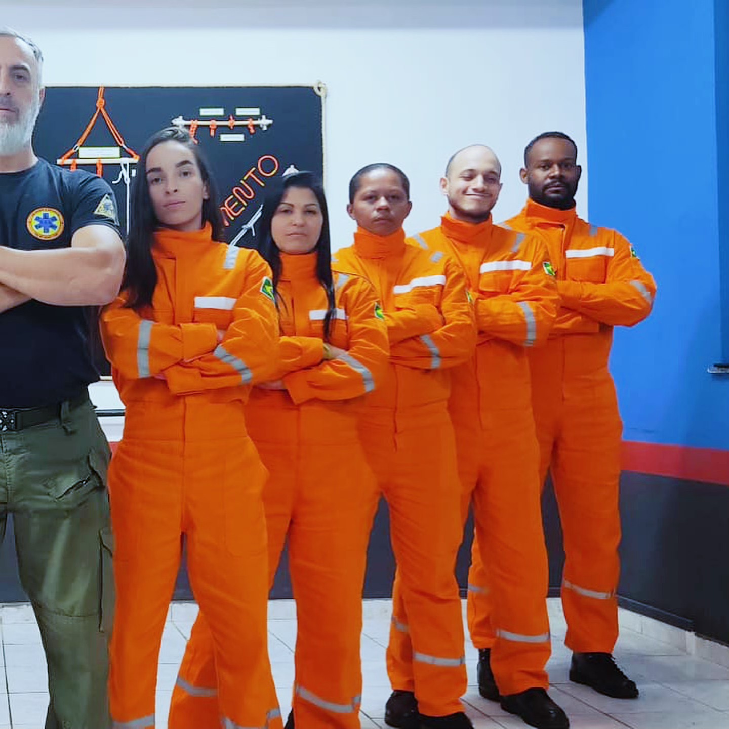 “Mesmo quando achar que não será capaz, dê o seu máximo, porque no final você verá que valeu a pena.” 💪🏼
⠀
Essa turma se resume em união, companheirismo, resiliência e principalmente dedicação. A evolução é nítida quando olhamos lá no primeiro dia até esse exato momento. Vocês estão mostrando a cada dia o quão essa profissão é mesmo para poucos e que realmente merecem estar onde estão, porque ser Bombeiro Civil é isso: cuidar, zelar e lutar pela vida do próximo. Parabéns à todos!! 👏🏻
⠀
É, e agora falta pouco hein? Futuros(as) Bombeiros Civis! 🥹❤️
⠀
Depoimento de um dos nossos alunos depois dessa aula prática:
⠀
“A aula prática de hoje foi sensacional. Fernandes, meu respeito e admiração pelos bombeiros aumentou ainda mais, depois dessa aula prática. Sentir um pouco da realidade da profissão e das dificuldades que ela impõe só me fez admirar ainda mais nossos heróis.” - Alan.
⠀
E ai, vai ficar de fora dessa? Venha você também fazer parte do nosso time e realizar o seu sonho! 😊🤝🏻
⠀
Mas corra, porque estamos com as últimas vagas para a nossa próxima turma. As inscrições estão se esgotando! ⏱️
⠀
Para maiores informações:
📞 (12) 98136-0655 (WhatsApp)
📬 contato@guardioesdofogo.com.br
🏠 www.guardioesdofogo.com.br
📍Rua Sebastião Humel, 412 - Centro - São José dos Campos/SP
⠀
C.O.T.E - Guardiões do Fogo,
“Lutando pela sua vida e seu futuro.”
⠀
#bombeirocivil #aph #salvarvidas #curso #valedoparaíba