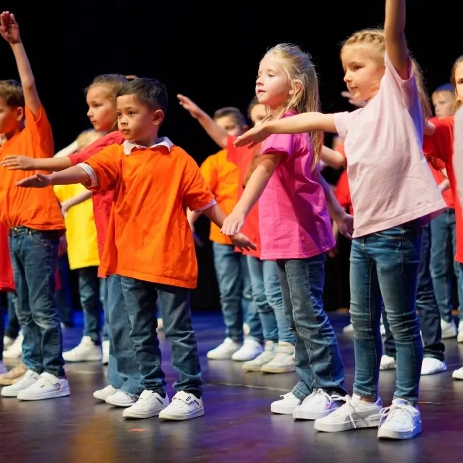 Fireflies 🐝
Mit ihren Hits Flieg mit mir und Sommertraum
Ein strahlender erster Auftritt!
Mit ihrem ersten großen Auftritt haben die jungen Talente der Gesangsgruppe Fireflies das Publikum in ihren Bann gezogen. Die Kinder im Alter von 6 bis 8 Jahren gaben alles und präsentierten ihre Songs voller Energie und Leidenschaft. Wir sind so stolz auf diese Kids!