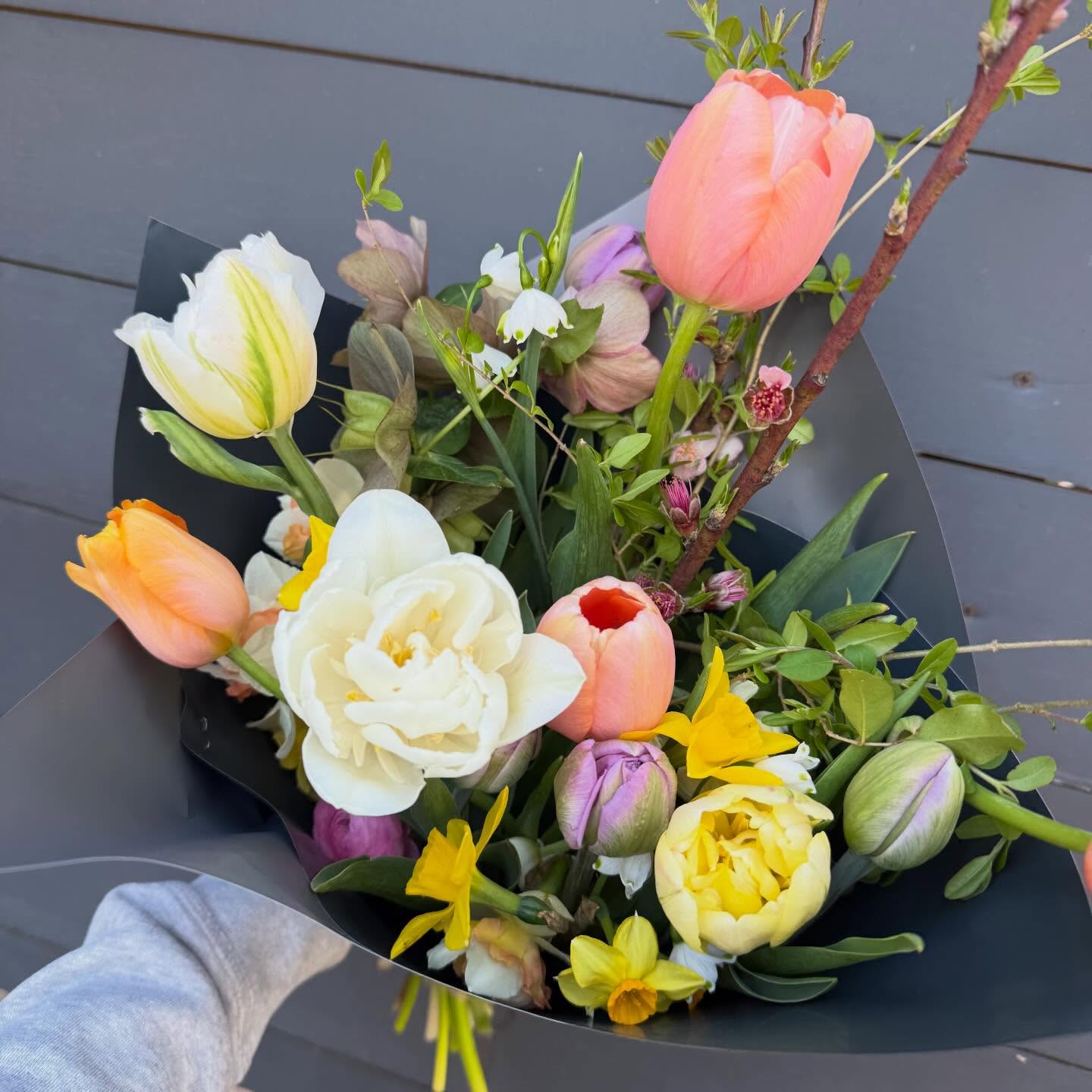 Happy first day of spring!! Our spring subscription members are celebrating this week with some gorgeous blooms from the farm. I just can’t get over them!
Make sure you get outside today and and enjoy the sunshine on this beautiful day. 💐☀️