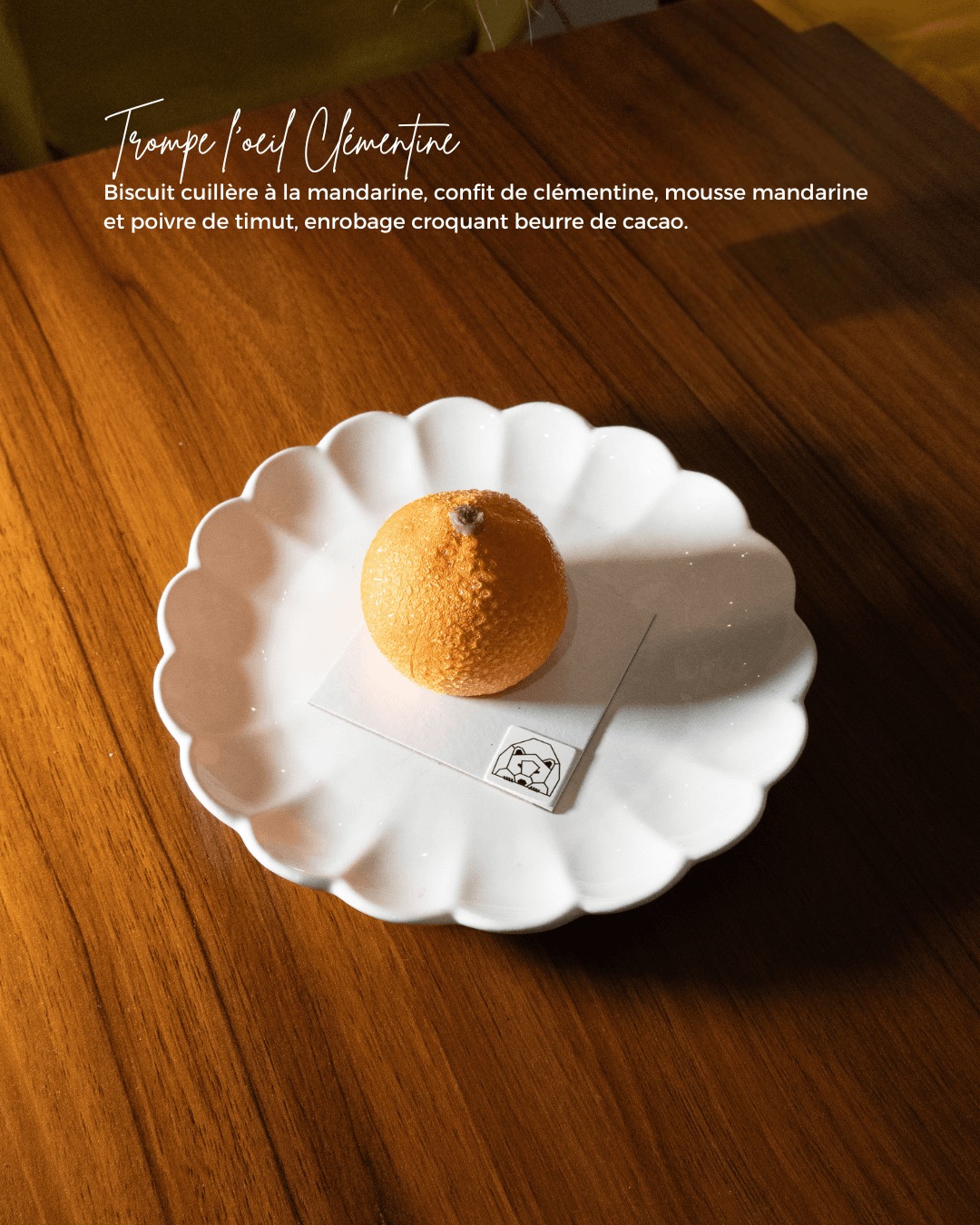 Si tu clignes des yeux, tu ne verras que du feu 🍊
Notre trompe-l’œil clémentine éblouit les yeux et les papilles : biscuit cuillère à la mandarine, confit de clémentine, mousse mandarine relevée d’un soupçon de poivre de Timut, le tout enrobé d’un croquant au beurre de cacao. ✨