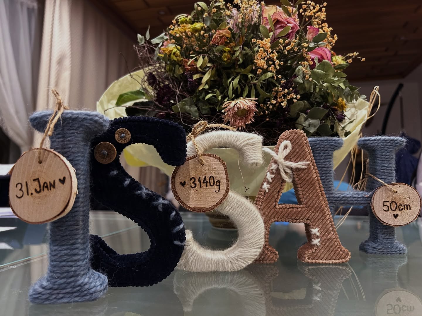 Wie schön, dass Handwerk nie durch KI ersetzt werden kann.
Hier ein handgemachtes Babygeschenk - Welcome Issah!
Liebevoll gefertigt aus Wolle, Cordstoff, süssen Knöpfen und handgebrannten Birkenschildchen. Sie sind so konzipiert, dass man die Buchstaben stellen oder aufhängen kann. Die Buchstaben und Farben gefallen mir selbst so gut, dass ich auch für meine Tochter eine Version umsetzen werde.
#babygeschenk #babygeschenke #namensschild #handmade #handmadewithlove❤️