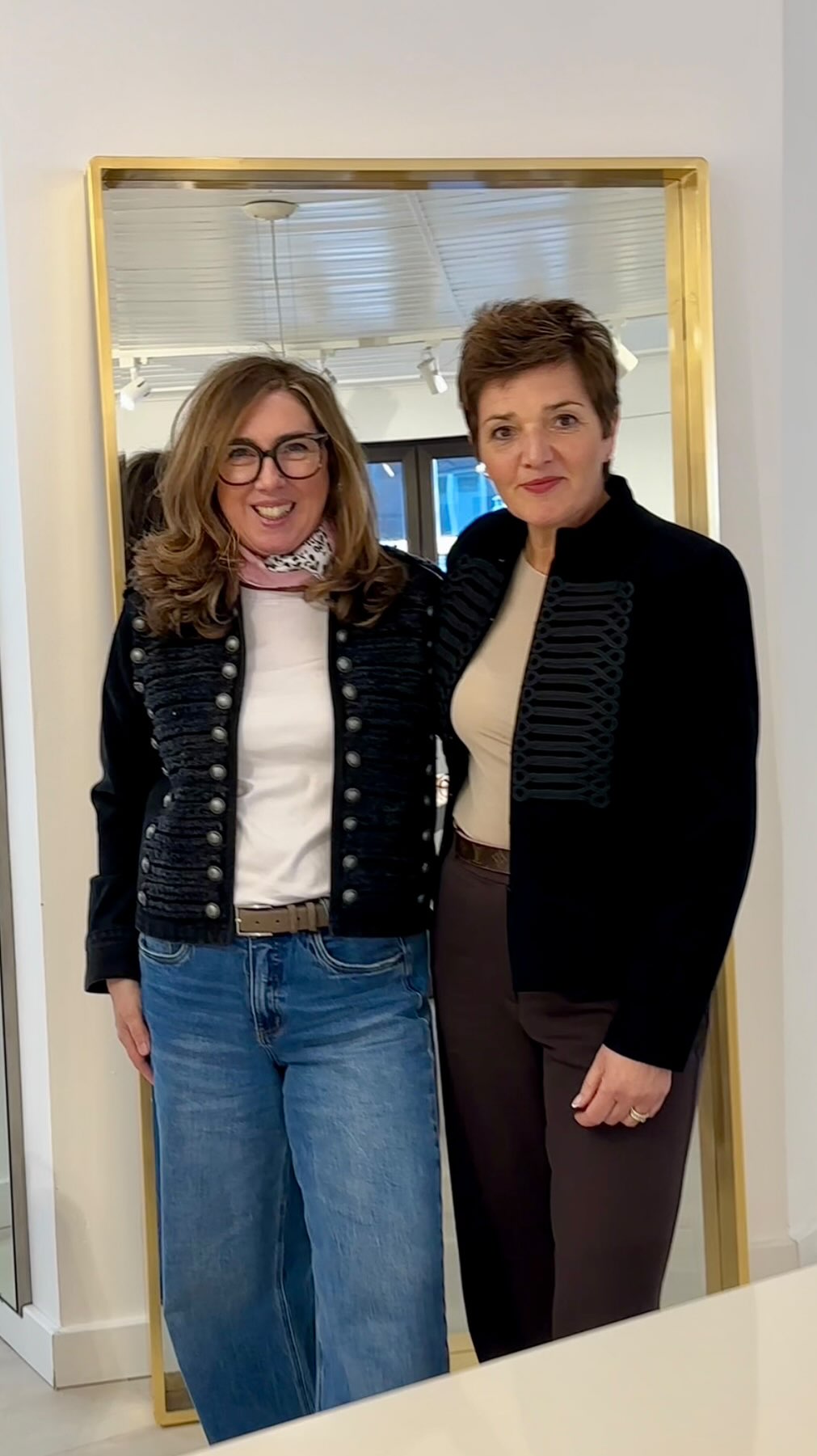 Wenn aus Anprobe echte Begeisterung wird. 💘
Beim unserem Ordertermin mit Sophia’s Lieblingsteile wurde getestet, kombiniert, entschieden und vor allem sich direkt verliebt. Sehen Ute & Carmen nicht mega in ihren Styles aus?
Die Looks von Sofie Schnoor zeigen einmal mehr, wie modern, tragbar und gleichzeitig besonders eine Kollektion sein kann. 🤩
Liebe geht raus mit Sonnenschein aus Düsseldorf.
Noch keinen Termin?
Sichern Sie sich jetzt Ihren Wunschtermin ganz einfach über unsere Homepage oder via Message.
⸻
Willkommen bei Carmen Fischer Agents.
Unser Showroom im Düsseldorfer Lorettoviertel ist ein Treffpunkt für internationale Fashion Labels und den stationären Handel.
Hier entdecken Concept Stores, Boutiquen und Einkäufer eine sorgfältig kuratierte Auswahl aus Fashion, Schmuck, Accessoires und Schuhen.
Wir glauben an starke Marken, persönliche Beziehungen und Kollektionen, die im Handel wirklich funktionieren.
📍 Düsseldorf
👗 Fashion, Schmuck, Accessoires, Schuhe
🤝 Für Concept Stores, Boutiquen und Einkäufer
Sie möchten unsere Marken kennenlernen?
Buchen Sie Ihren Termin über den Link in unserer Bio.
#carmenfischeragents #modeagentur