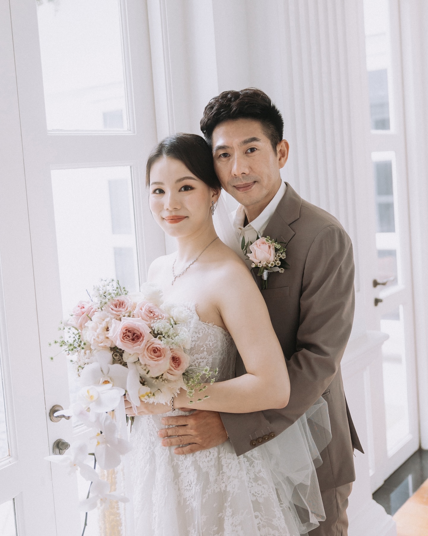 简简单单的仪式,满满的爱!
A simple ceremony, filled with so much love 🫶🏼
•••
mua : @chloe_makeup_sg
flower : @beflowertiful
deco : @jcraftyourevents