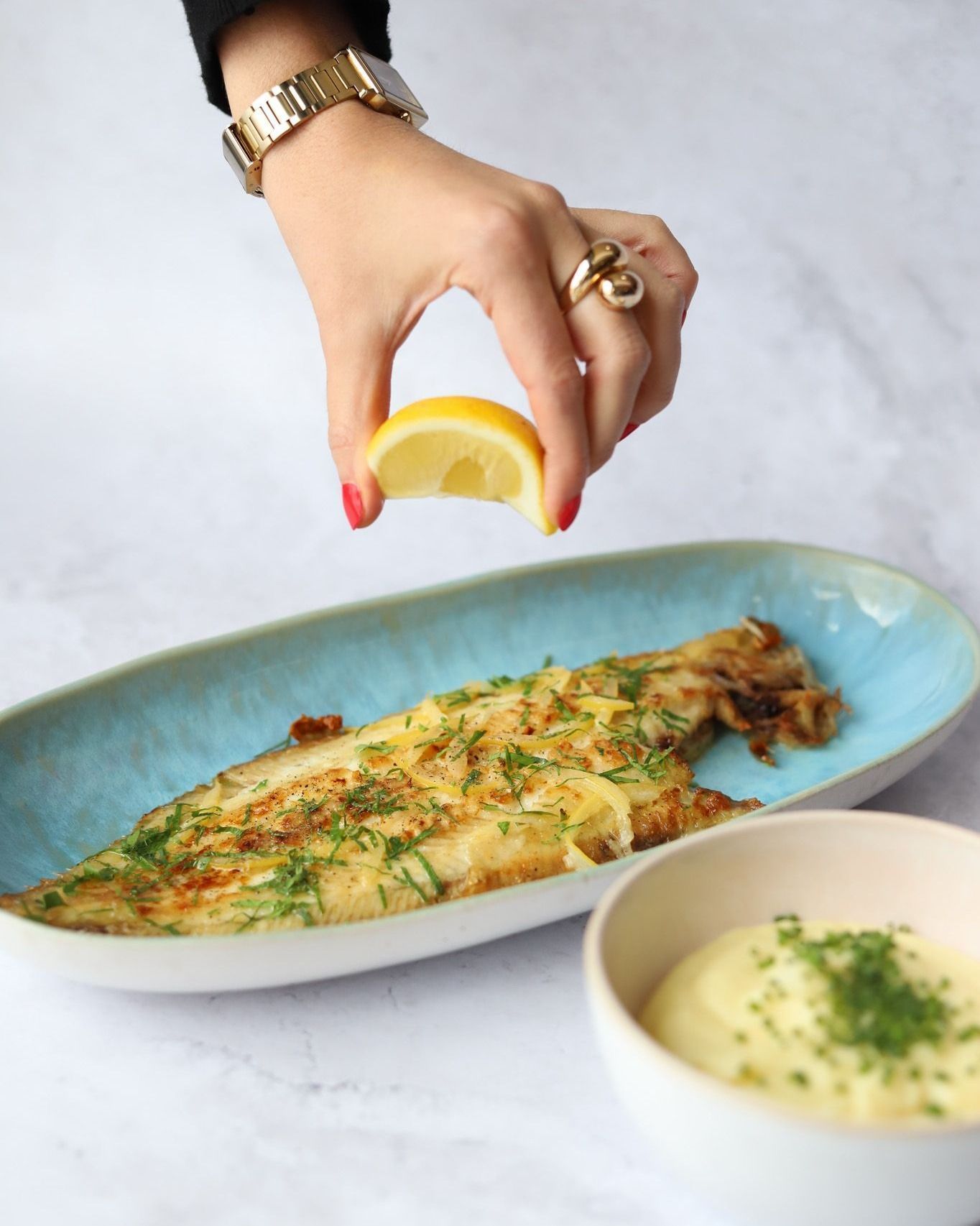 ✨ Sole meunière au citron confit, purée de pommes de terre
Un grand classique revisité avec finesse :
la délicatesse de la sole, la fraîcheur du citron confit et la douceur d’une purée maison.
Le plaisir des choses simples, sublimées à table au Belvédère. 🍋🍽️