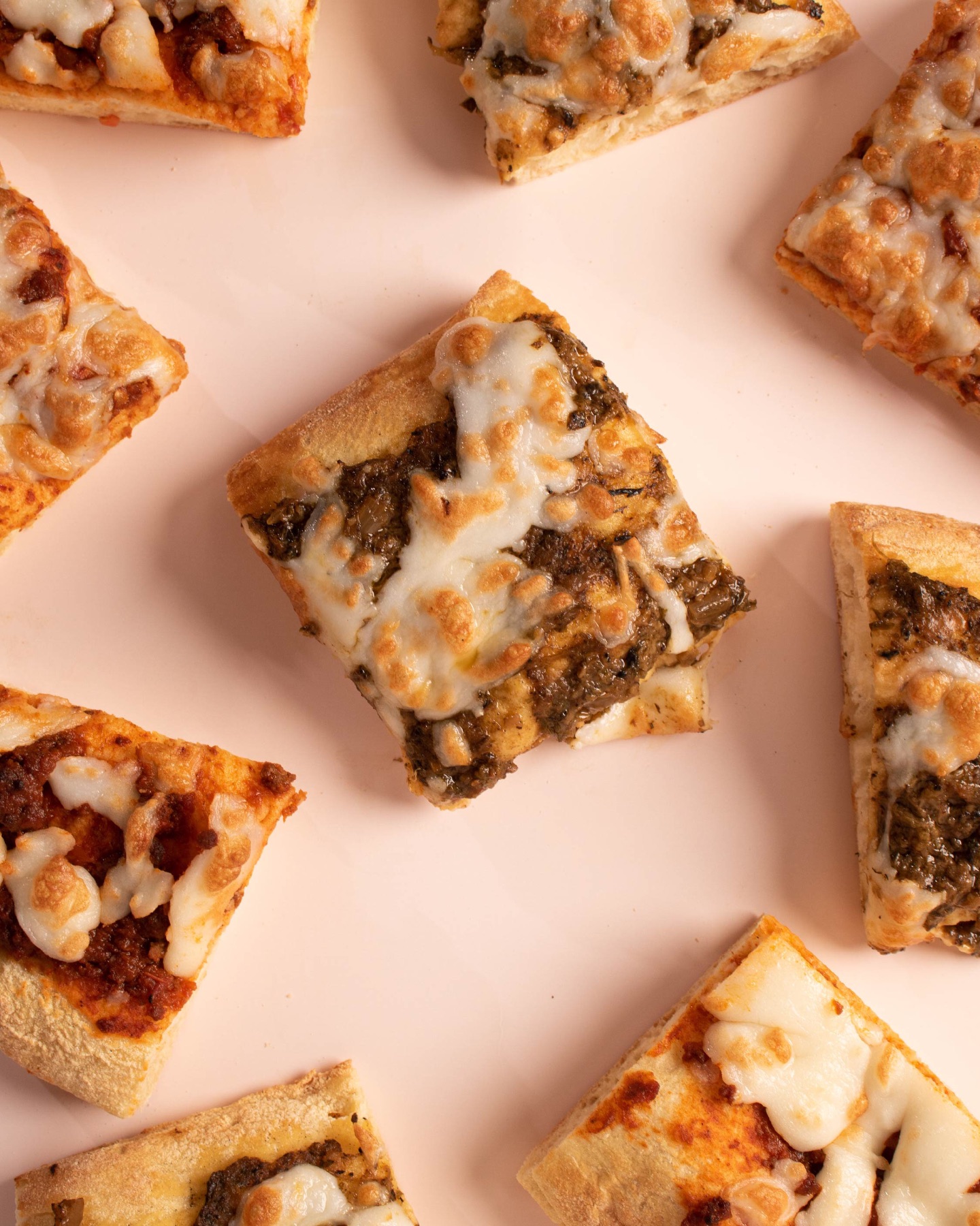 عجينة خفيفة، مخبوزة بإتقان...
بطبقات من النكهة الغنية، قطعة ترجع لها كل مره🍕.
جرب بينزا بيتزا الآن!
Light dough, perfectly baked...
with layers of rich, savory flavor.
A slice that keeps you coming back.🍕
try our pinza pizza!