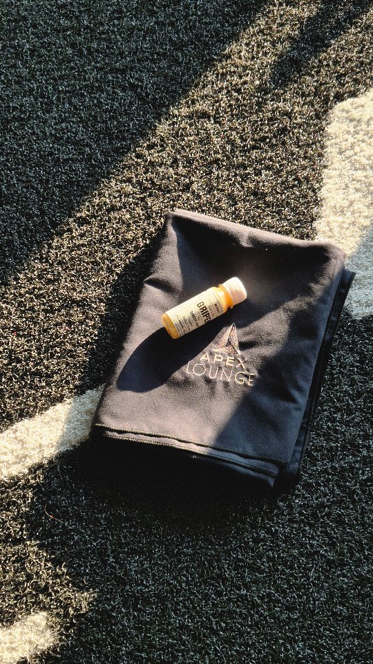 Starting my day right at @apex.lounge.ch!
A ginger pre-workout Punch 🤛🏼 is all you need to be ready for anything 💪🏼
Get your @monodrinks_ch babaaaay !!