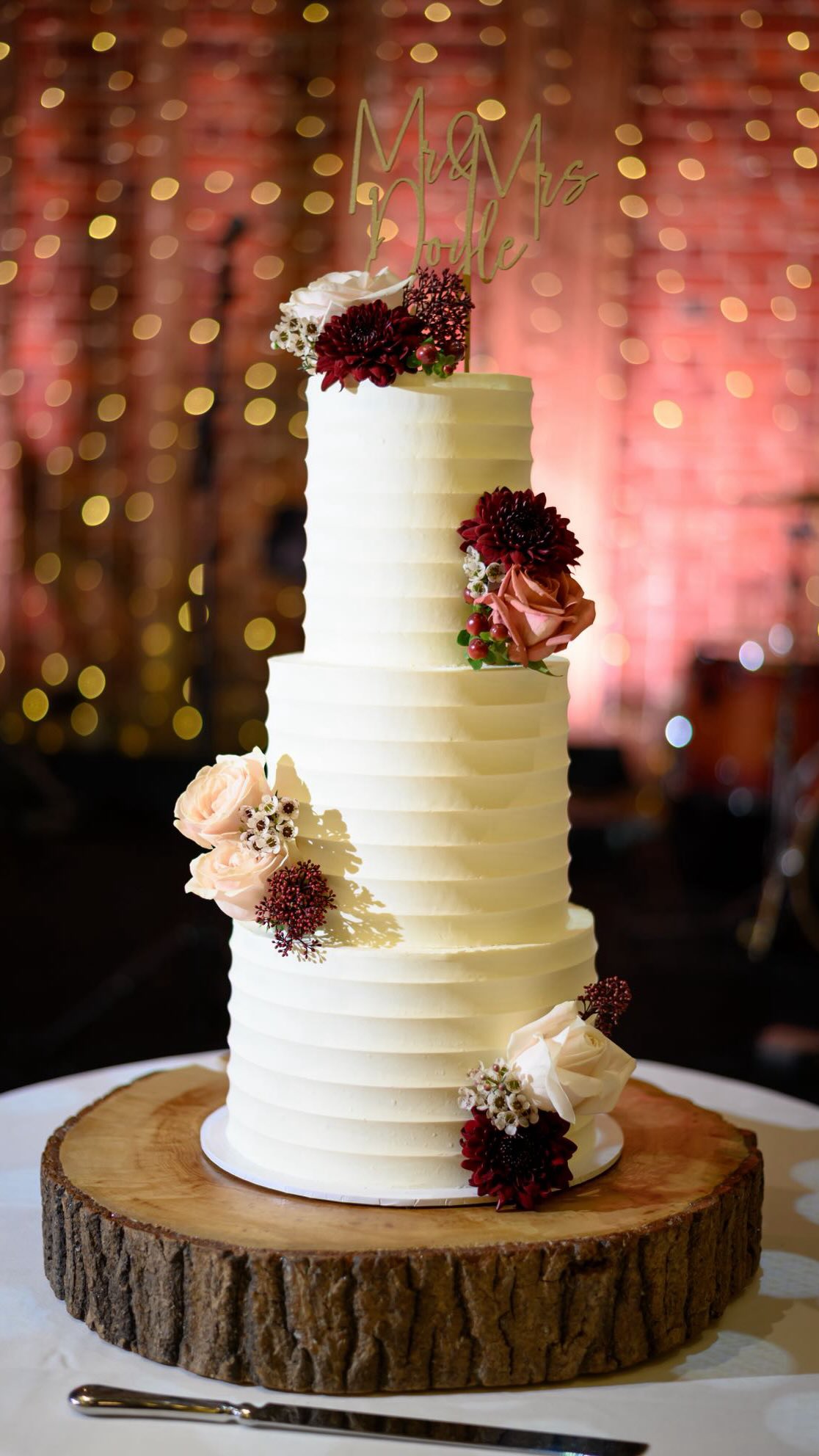 When we got married in 2022, there’s no way I wouldn’t have made my own wedding cake 🍰
We had a DIY wedding - our original wedding venue pulled out with 6 weeks to go 🫠🥲 - so we had to find somewhere else, pray all our suppliers would come to the new venue that was further away and hope everything would come together.
And it did … mostly 😅
I decided on a 5 tier cake plus brownies and blondies. We cut the cake for a photo moment and at no point before that had I thought about how the cake would be cut up or where on the wedding day.
I just didn’t think about there would be no one and nowhere to cut the cake. So it sat there all night and we left it with the venue the next day.
So if you’re having a big cake without a wedding co-ordinator make sure you give someone the responsibility of cutting it up and make sure you take a chopping board and kitchen knife to cut slices and boxes for people to take it away 🍰👀