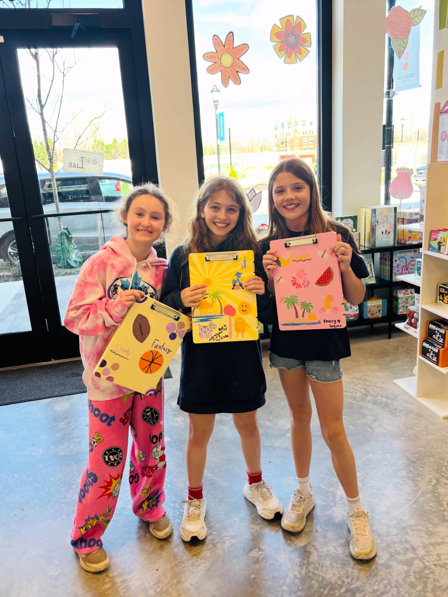 On Spring break?? Join us for Make & Take 🥰😍 We have had a blast with all of our visitors so far! #districtdabblelab
#mocomd #bethesdamd #bethesdamoms