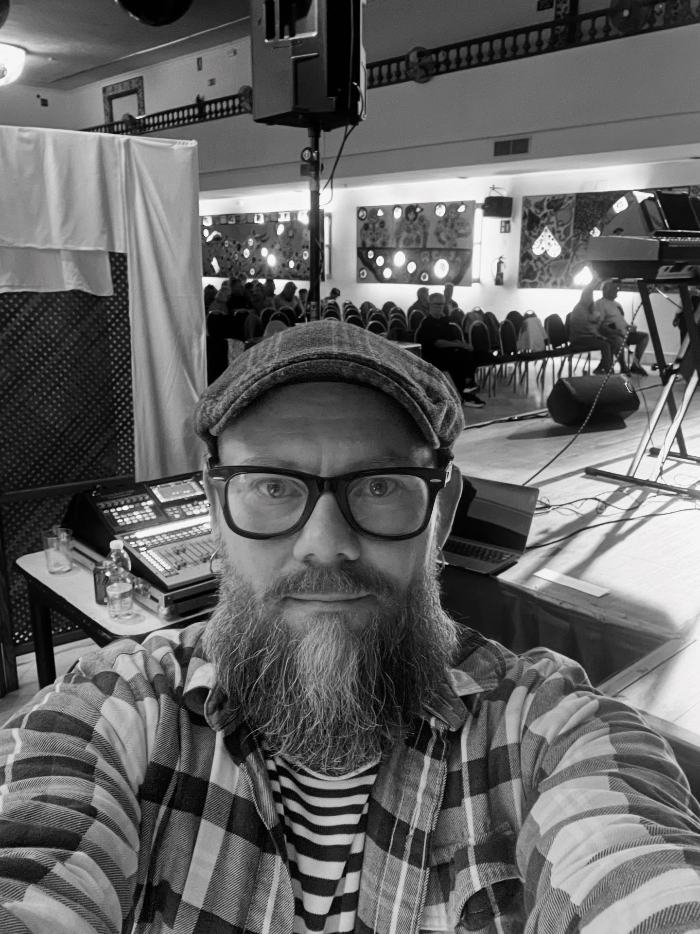 back in another office😃💪🏼
#livemix #audioengineering #livemusic #office