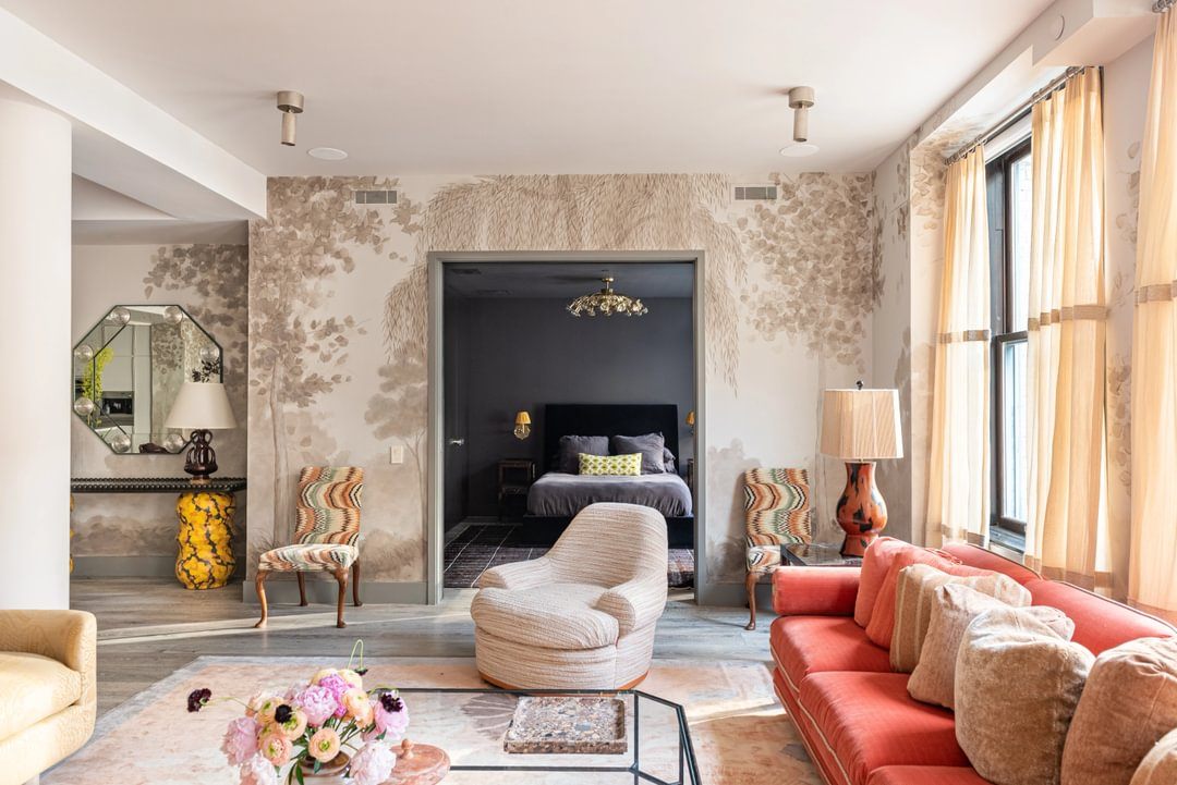 Hand painted by SuperStrata artisan David Faust, this NYC apartment’s panoramic monochrome mural remains a serene backdrop to the vivid furnishings and decor, in collaboration with interior designer Ceara Donnelley.
See more of this project on our website through the link in bio.