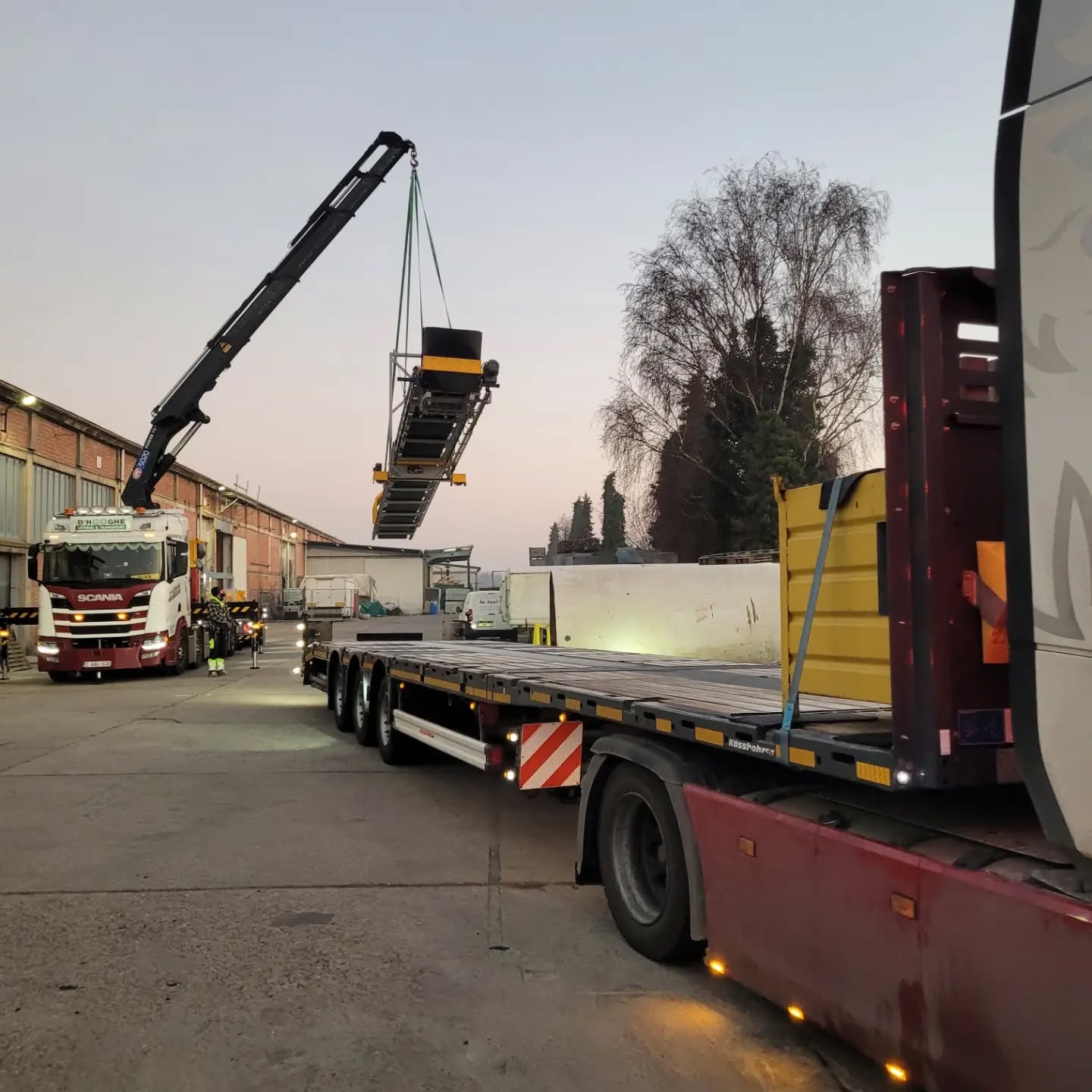 Delivery day ! Vandaag transporteerde #geertdhooghetransport voor ons 3 transportbanden en een menginstallatie voor #fransagrokampenhout. Spectaculaire hijswerken en millimeterprecies afgezet. .