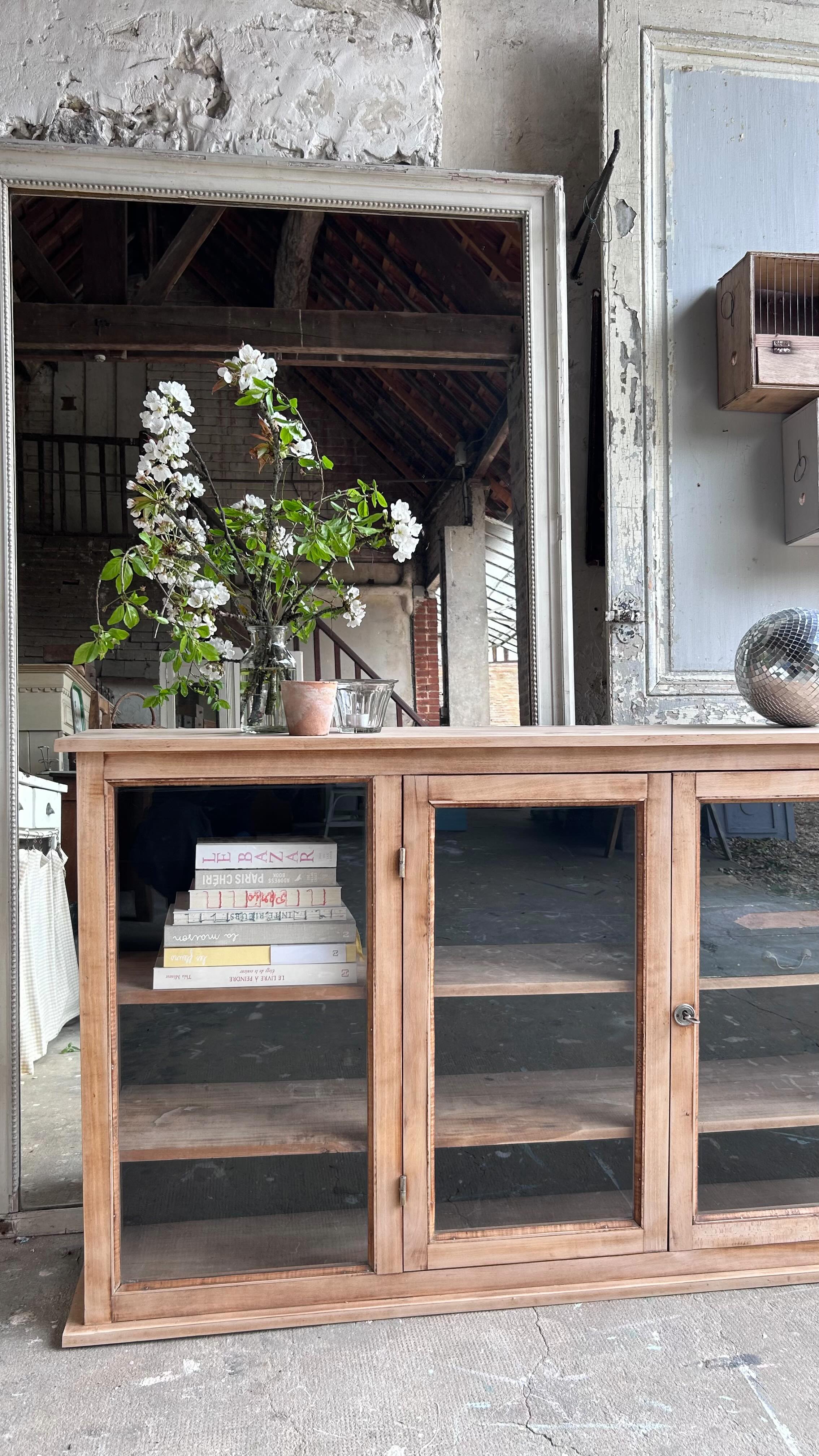 ✨ Elle a une histoire…
Ancienne vitrine de magasin, elle a sans doute vu passer des objets, des regards, des coups de cœur… et aujourd’hui, elle attend sa nouvelle vie.
J’aime imaginer ce qu’elle a pu exposer autrefois…
et surtout tout ce qu’elle peut encore accueillir aujourd’hui 🤍
Vaisselle du quotidien, jolis livres, trésors chinés…
elle met tout en valeur sans jamais voler la vedette.
C’est le genre de meuble simple, mais qui change toute une pièce.
Alors dis-moi…
elle te plaît ?
#brocanteenligne #meubleancien #vitrineancienne #decoancienne #campagnechic brocante meublevintage interieurauthentique maisondecampagne chinerdesobjets decochaleureuse ambiancevintage meublebois decorationinterieur instadeco