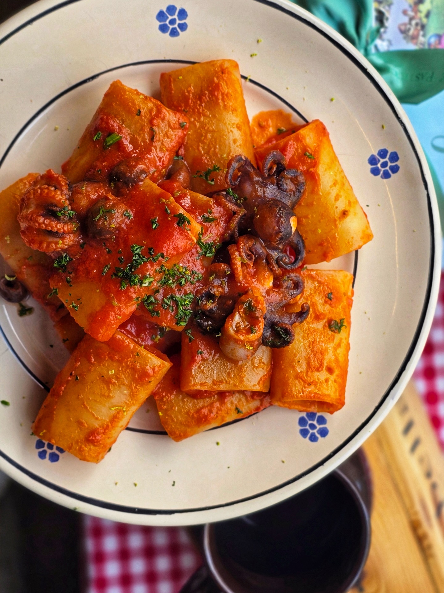 Paccheri con Polipetti alla Luciana🐙⚓️🪸🌊
Lo sapevate che… il nostro chef prepara due menù freschi OGNI GIORNO🤩 ad Il Salotto c’è sempre qualcosa di nuovo da provare😉 venite a trovarci!❤️
#food #seafood #italian #italianstyle #zürich