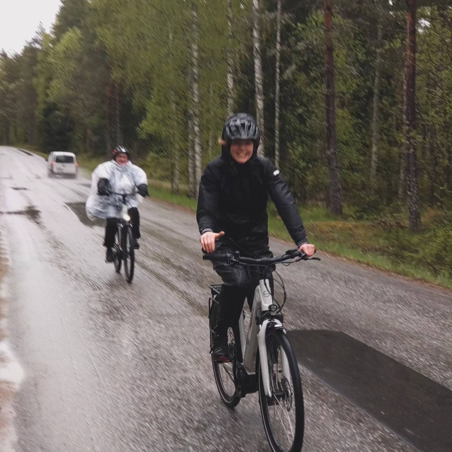 Huono keli - hyvä mieli!
Kiitos YTK kun pyöräilitte kanssamme!
Järjestimme Onnipyörän ja Hupsista Keikkaa Oy kanssa myötätuulisen sähköpyöräkisan saariston rengastien maisemissa.
Vettä satoi joka suunnasta. Keli oli välillä niin karsea, että mekin mietittiin olisiko pitänyt tykypäiväohjelmana sittenkin tarjota pyöräilyn sijaan jotain öljyvärihierontaa. Mutta YTKn huippu tyypit kantoivat lippujansa kunnialla ja rautaisen vahvalla asenteella!
Reitin pituus oli 22km ja lähtöviivalla oli 30 osallistujaa. Yksikään ei perunut kisapassiaan. Maalissa palkittiin nopeimmat ja kestävimmät Onnipyörän lahjakorteilla.
#tyky #tyhy #työhyvinvointi #pyöräilytapahtuma #myötatuulessa