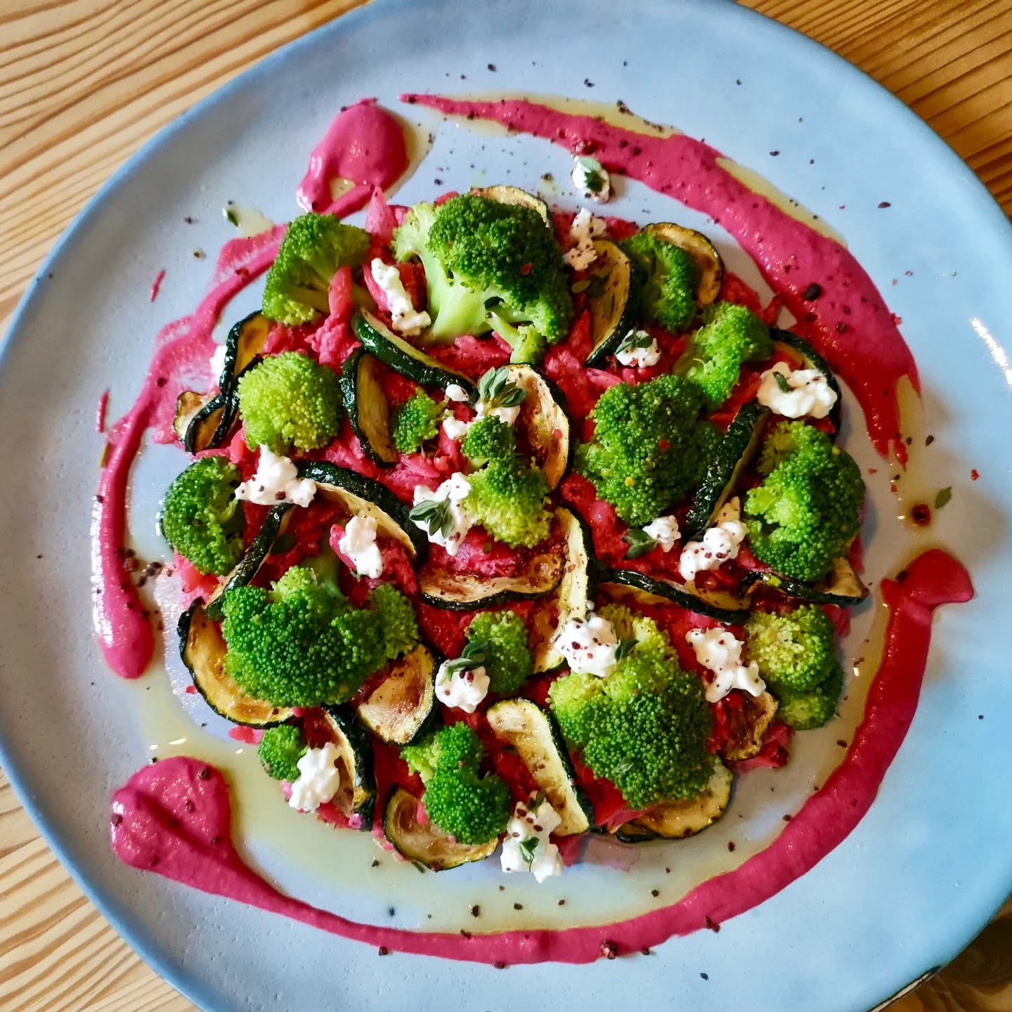 Parelcouscous, maar dan roze 💗
Met biet, feta en knapperige walnoten. Zacht, romig en lekker veel bite.
Zo maak je ‘m:
- Parelcouscous koken + mengen met tijm, munt, Oleef Messara olijfolie, zout en peper
- Broccoli kort koken + courgette grillen in olijfolie
- Walnoten roosteren
- Sjalot & knoflook bakken
- Biet + feta + citroen blenden
- Alles mengen + afmaken met extra feta, roze peperkorrels en citroenrasp
Én natuurlijk een goede scheut Oleef Néos olijfolie👌🏼
Bewaar deze voor later! 🔖
Volledige recept vind je op www.oleef.nl